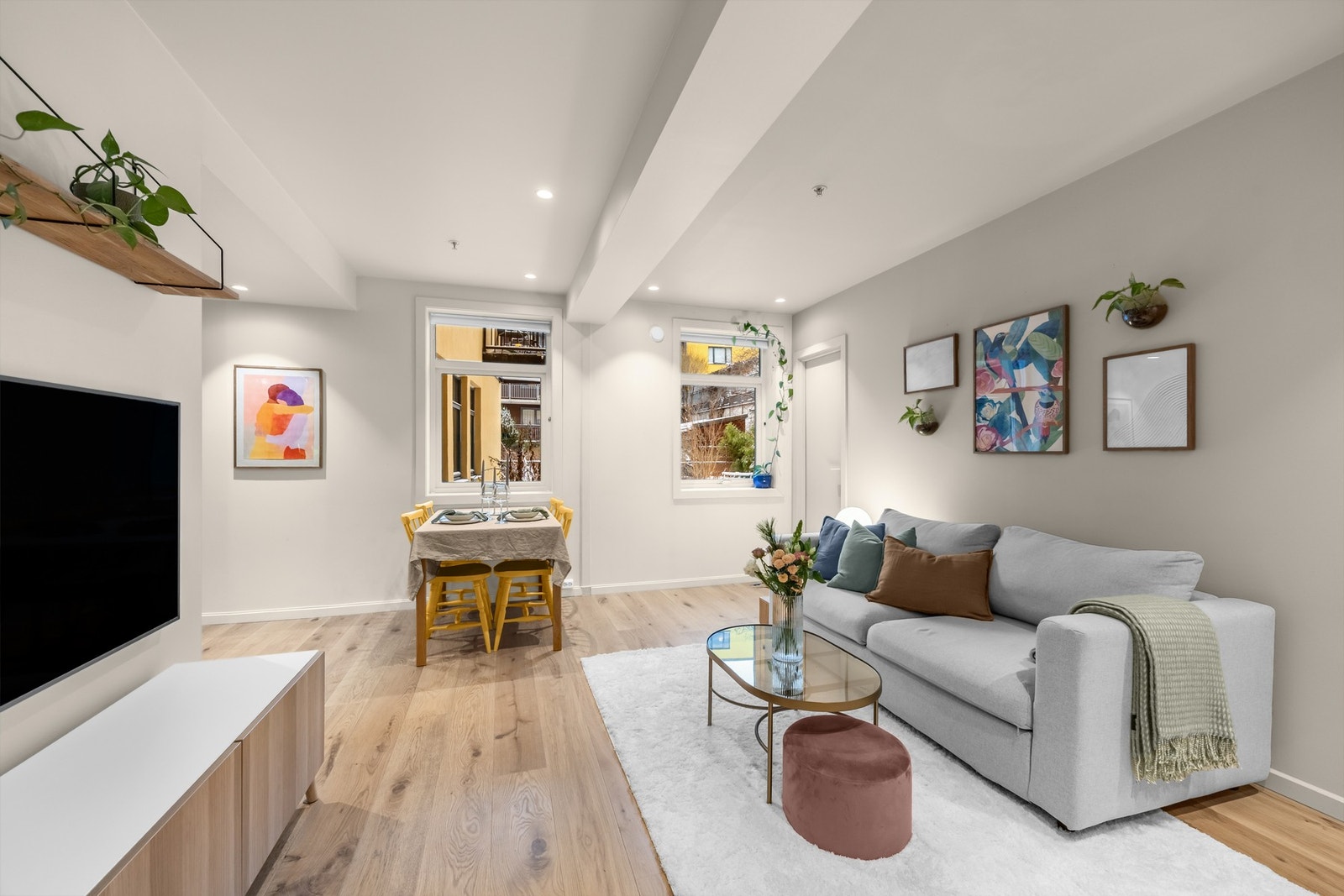 Leiligheten oppleves som svært romslig med meget god intern beliggenhet. Fint samspill mellom interiør, fargevalg og uttrykk gjennomgående i hele boligen. Galleribilde