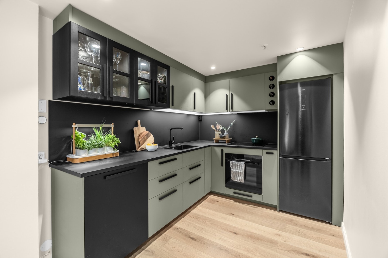 Moderne og velutstyrt kjøkkeninnredning fra 2022 med massevis av skap- og benkeplass. Galleribilde