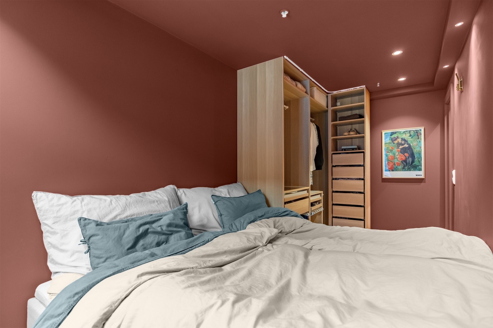 Soverommet er vendt inn mot bakgård og bader i naturlig lysinnslipp. Galleribilde