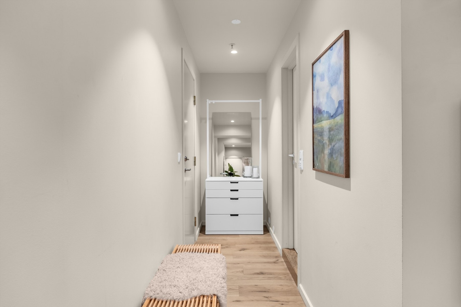 Det er godt med lagringsplass og oppbevaringsmuligheter i hele leiligheten. I tillegg disponerer boligen en ekstern bod på ca. 4,5 m² rett utenfor leiligheten. Galleribilde