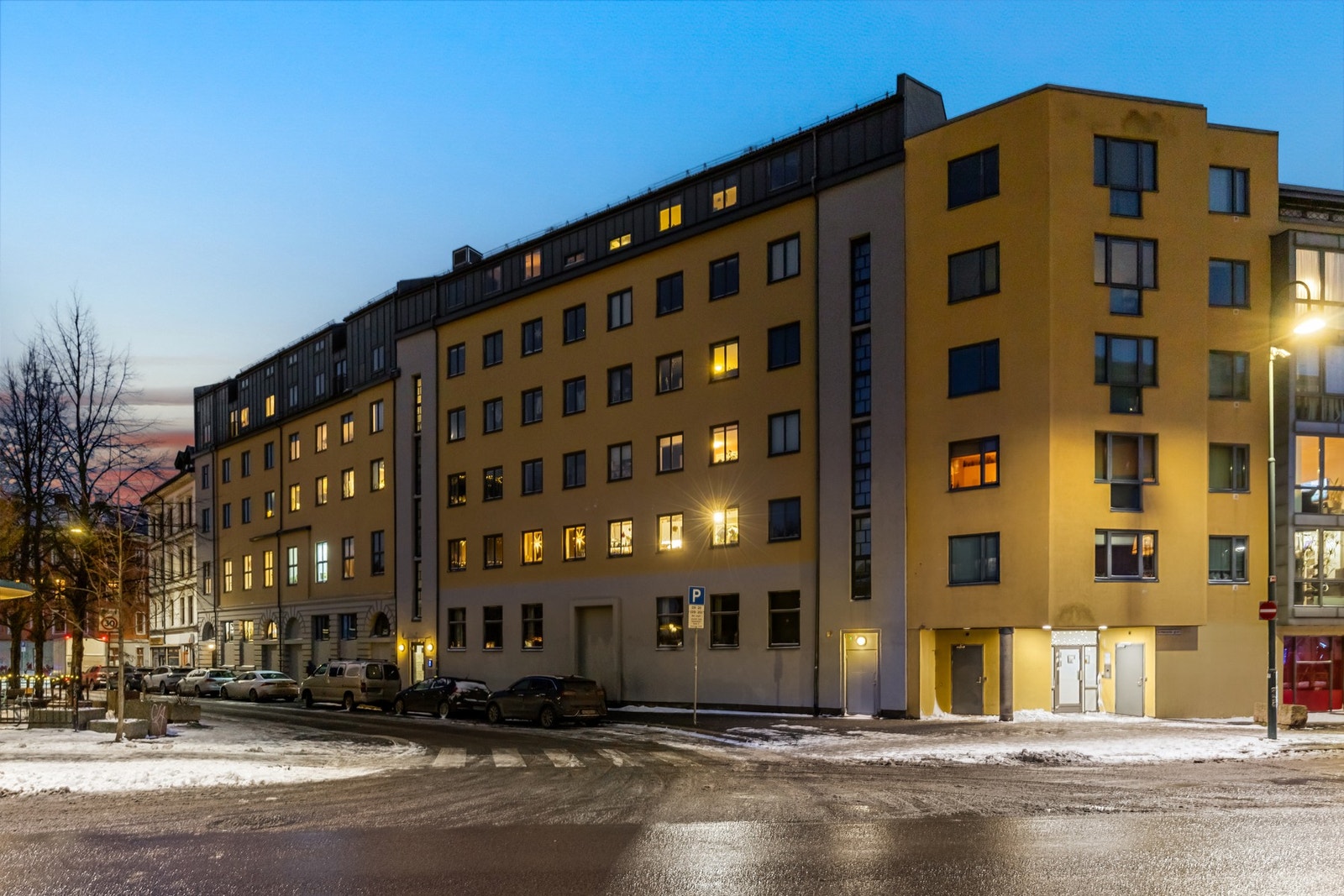 Fasaden sett utenfra kveldstid. Leiligheten ligger i et meget populært og sentralt boligområdet i hjerte av Oslo. Galleribilde