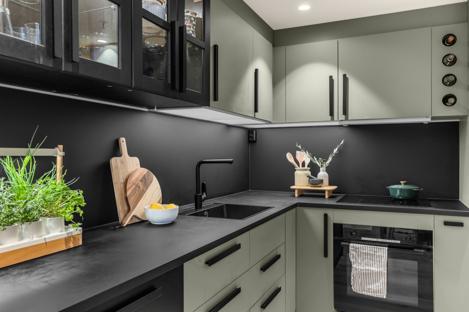 Kjøkkeninnredningen har glatte fronter med stekeovn, platetopp, kjøl/frys og oppvaskmaskin. Galleribilde