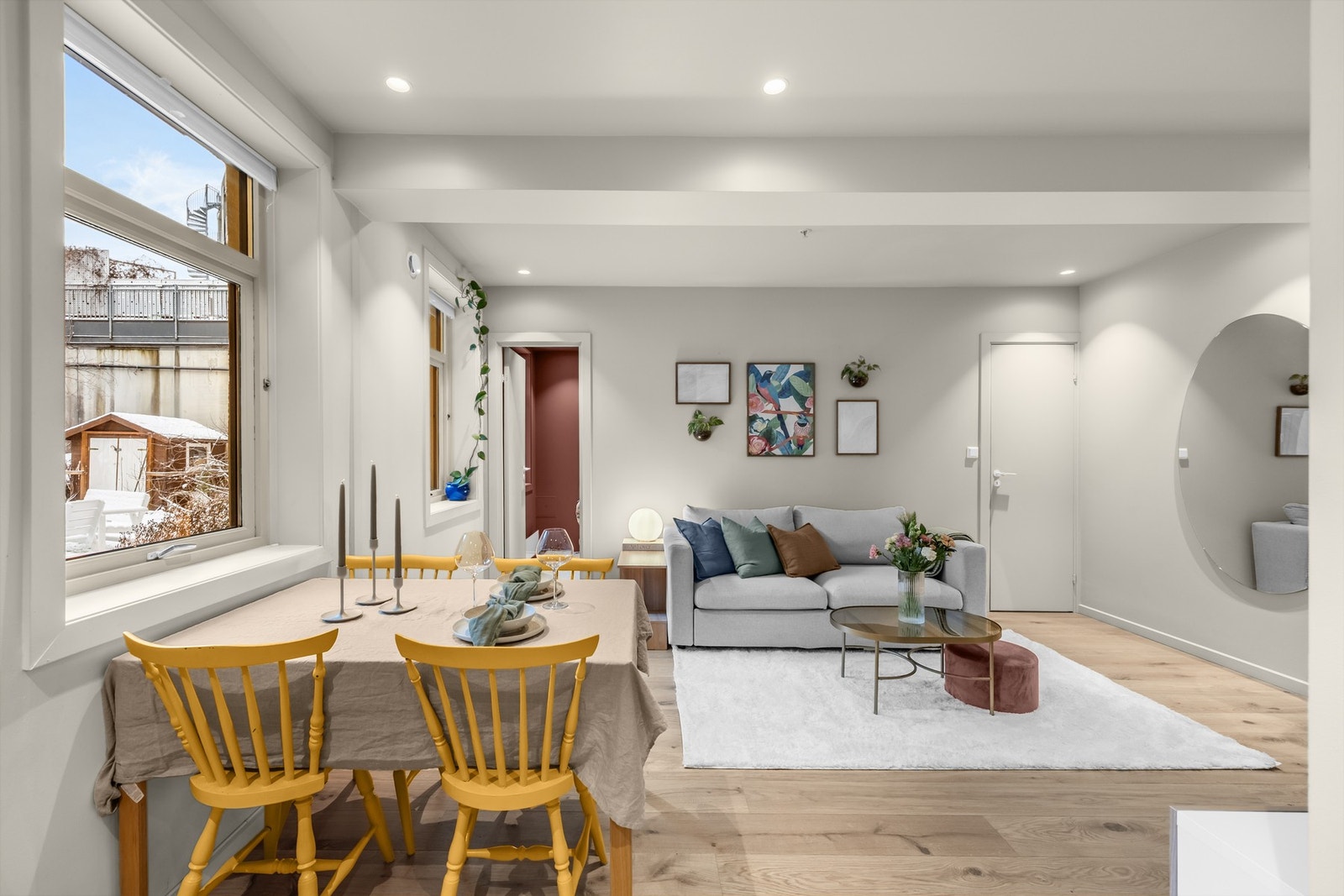 Romslig stue med god plass til sofagruppe og spisebord med tilhørende møblement. Galleribilde