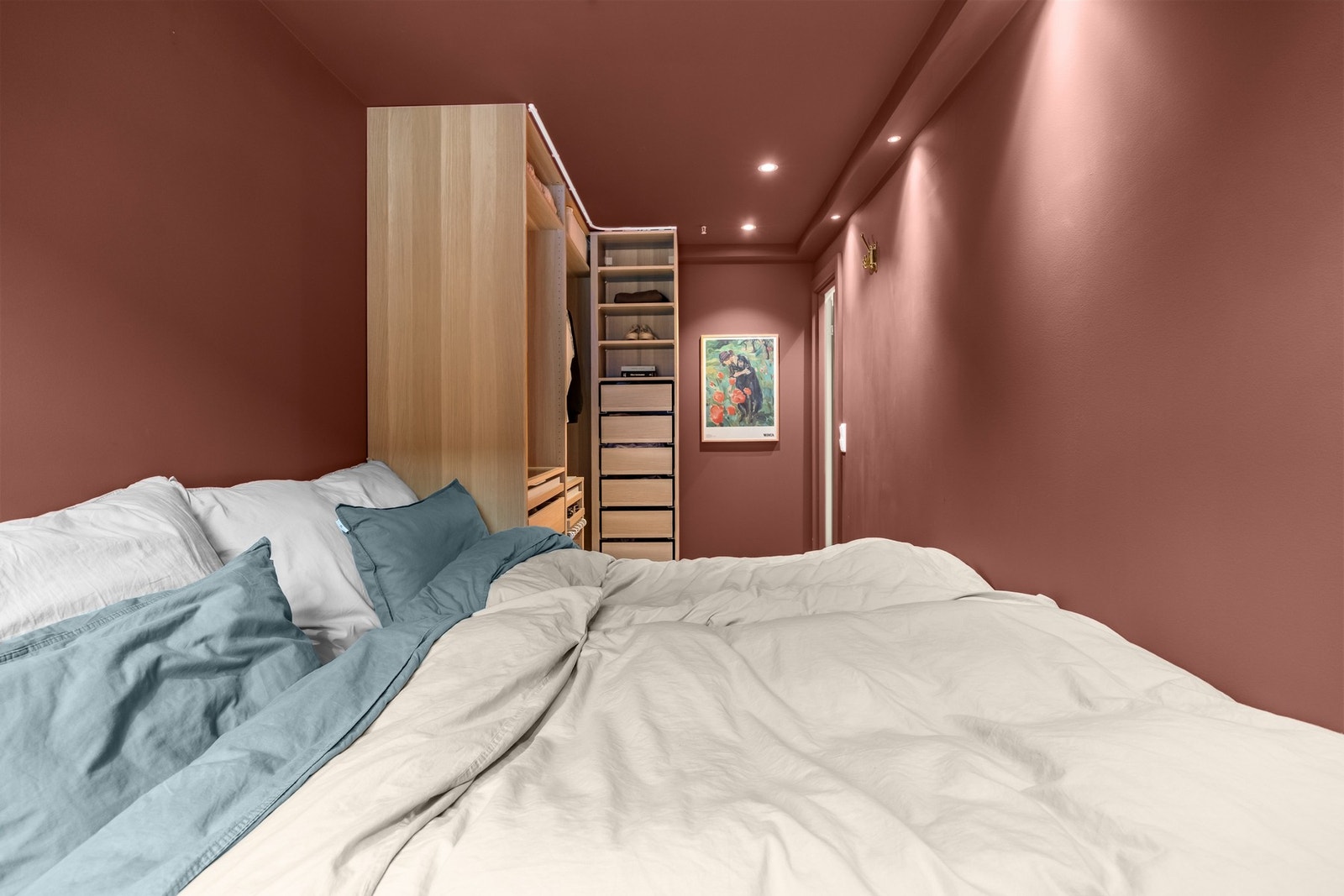 Tilhørende soverommet er det et stort garderobeskap som medfølger salget. Galleribilde