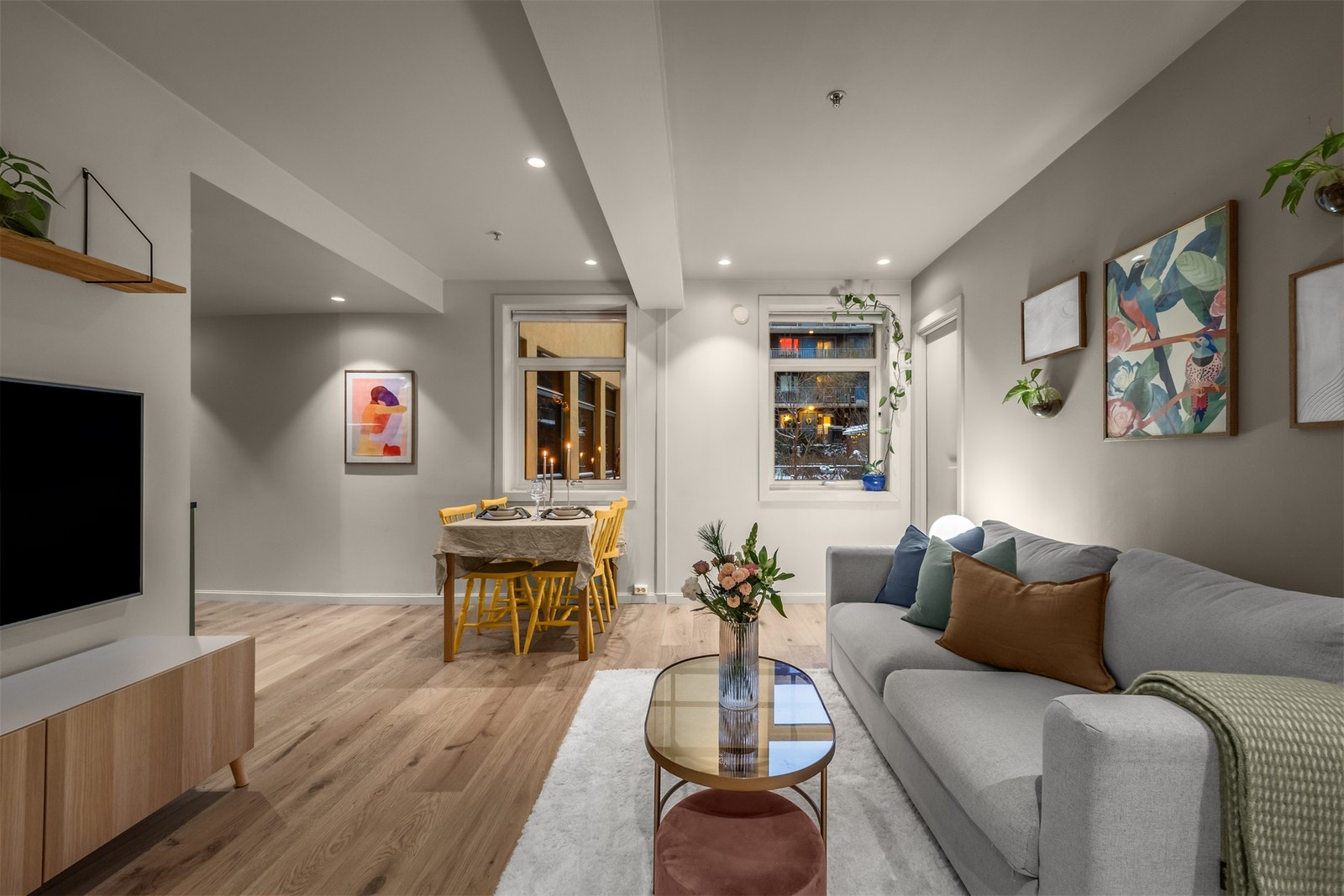 Dette er en innbydende 2-roms som holder høy standard og ble vesentlig pusset opp i perioden 2020 - 2022 (kveldsfoto). Galleribilde