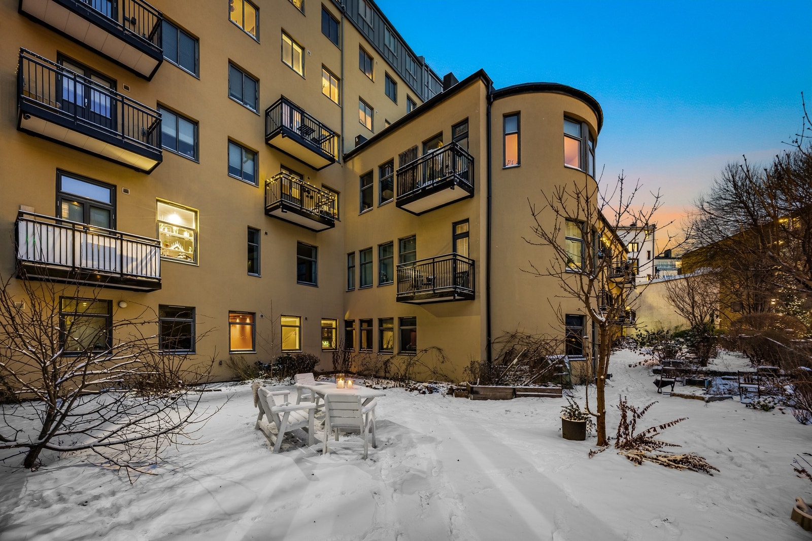 Fasaden sett utenfra bakgård. Galleribilde