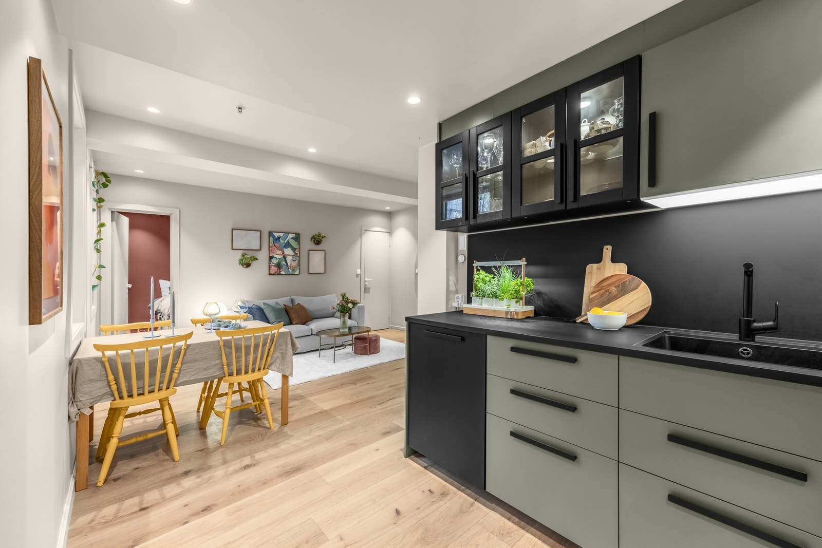 Vitrineskap, oppvaskmaskin og kjøleskap er alt nytt i 2025. Det er downlights i himling i alle oppholdsrom. Galleribilde