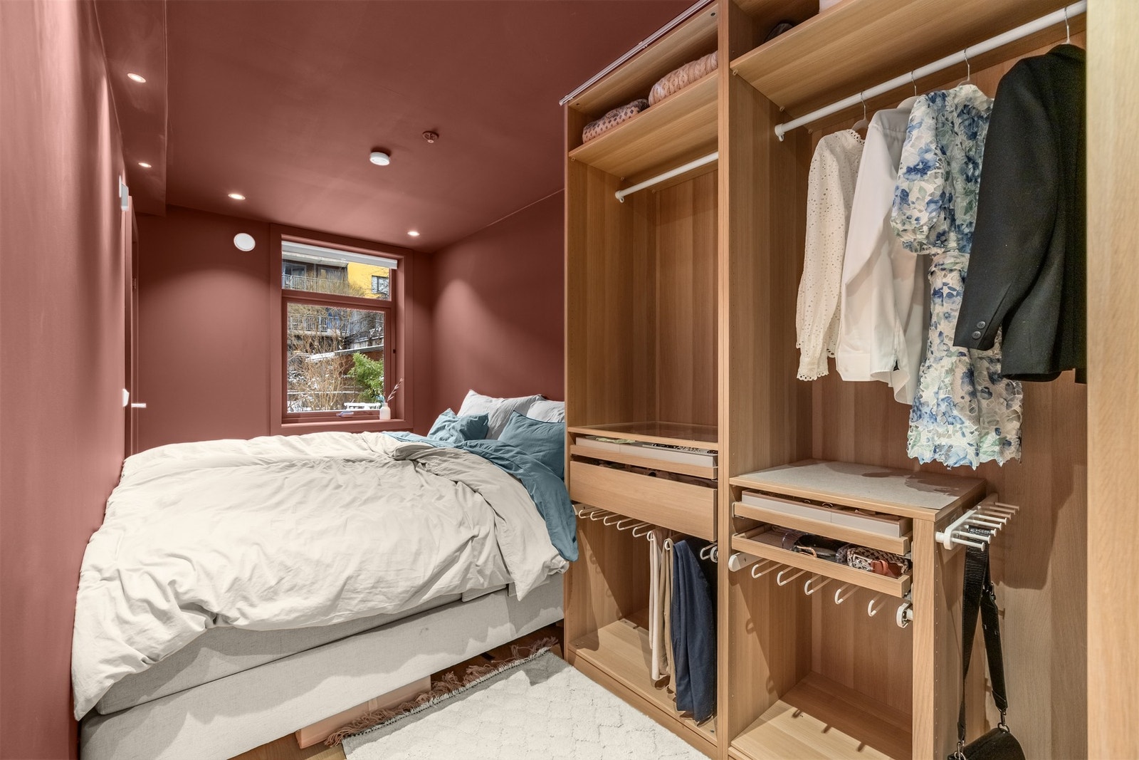 Meget romslig soverom med god plass til dobbeltseng og stort garderobeskap. Galleribilde
