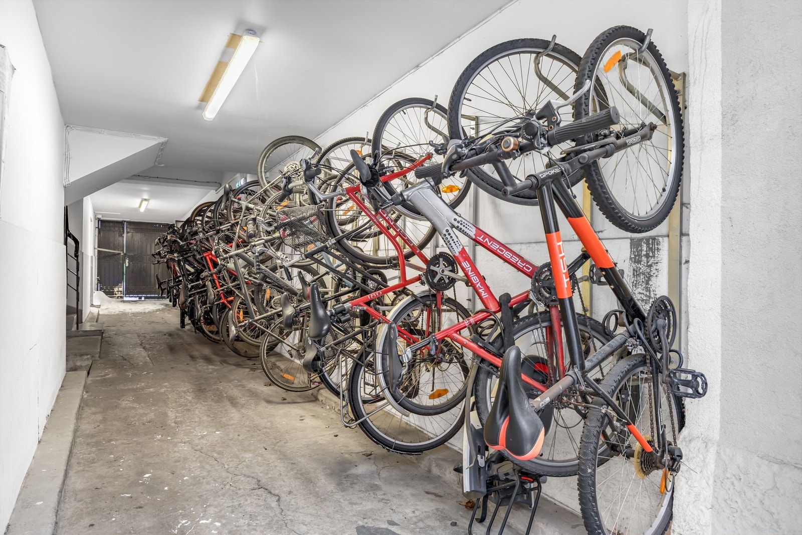 Borettslaget har to sykkelparkeringer en under tak og en i bakgården. Galleribilde