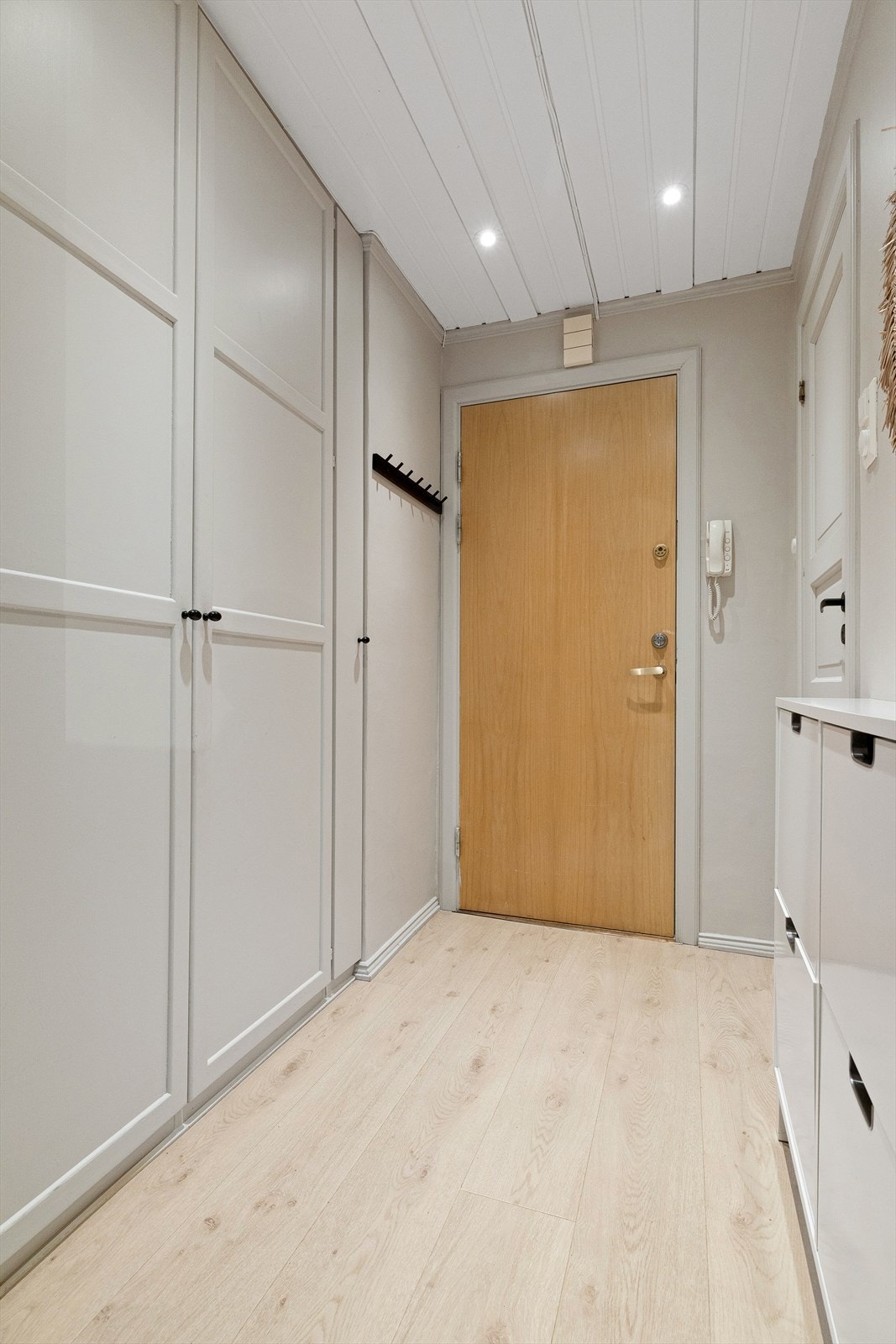 Her er det godt med lagringsplass i skoskap og garderobeløsning. Galleribilde