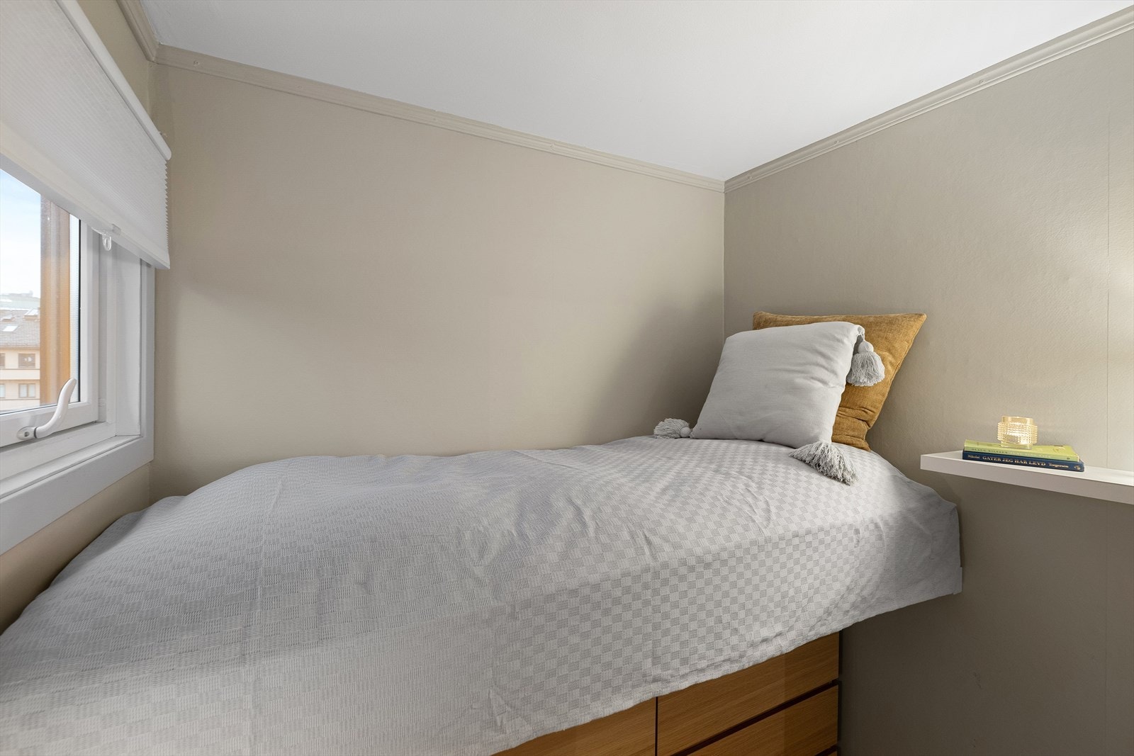 Smart løsning med forhøyet seng frigjør ekstra lagringsplass. Galleribilde