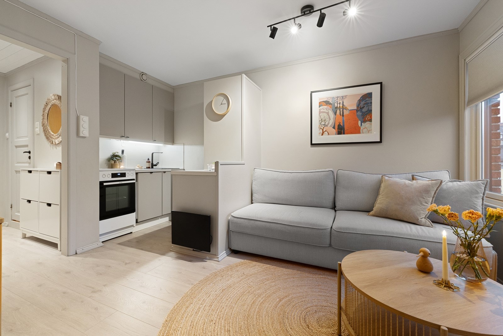 Leiligheten er malt i lyse delikate farger. Enstavs gulv er gjennomgående i leiligheten. Galleribilde