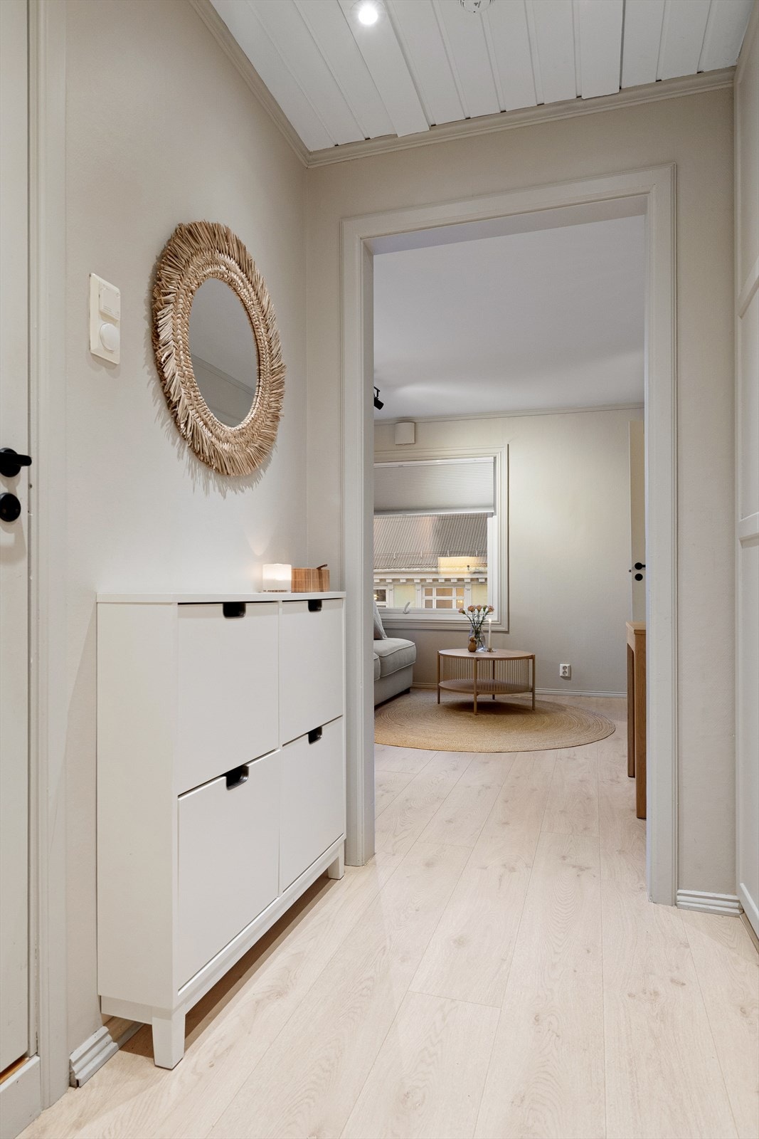 Innbydende entré med garderobeskap. Galleribilde