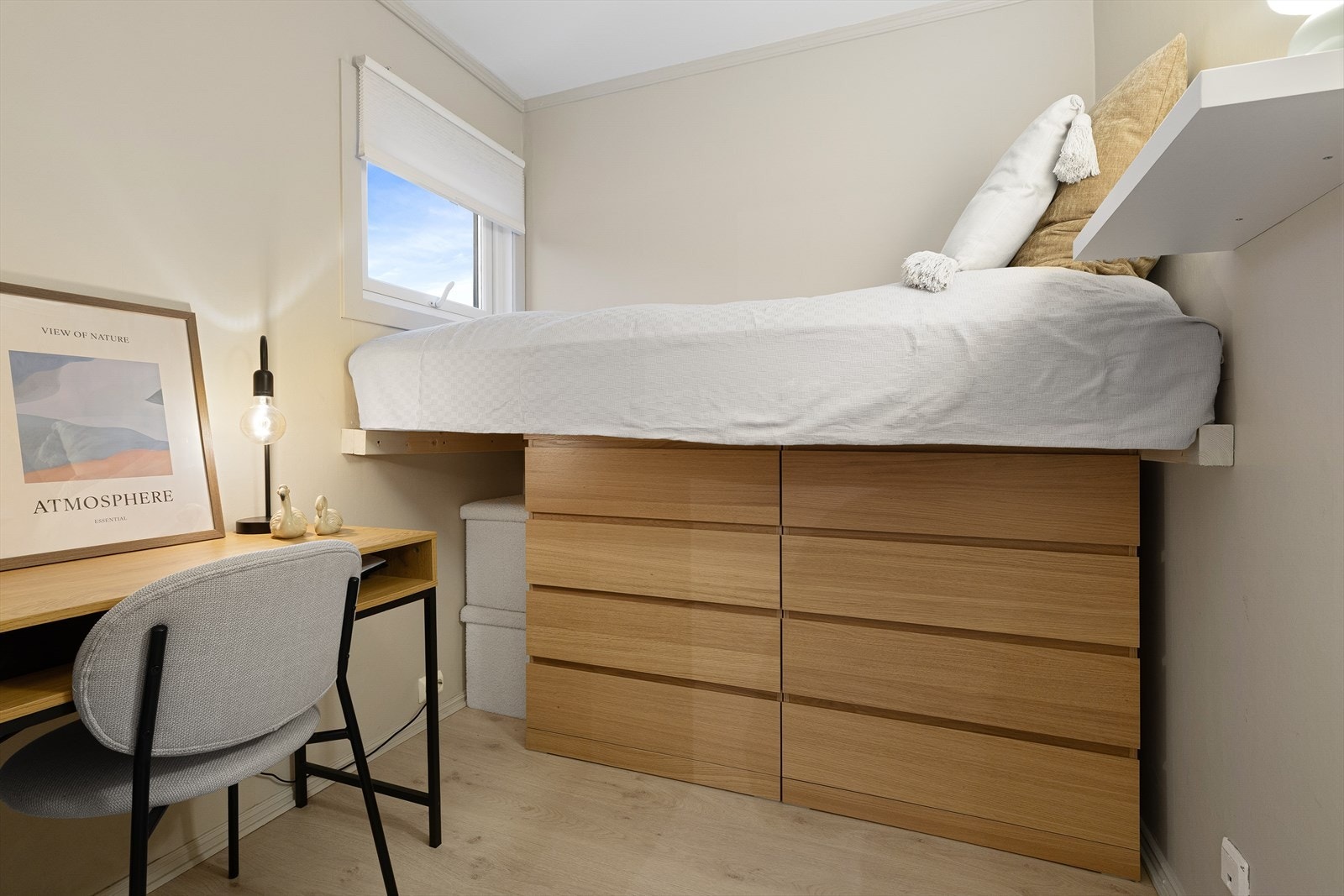 Innbydende alkove med plass til seng og skrivebord. Galleribilde