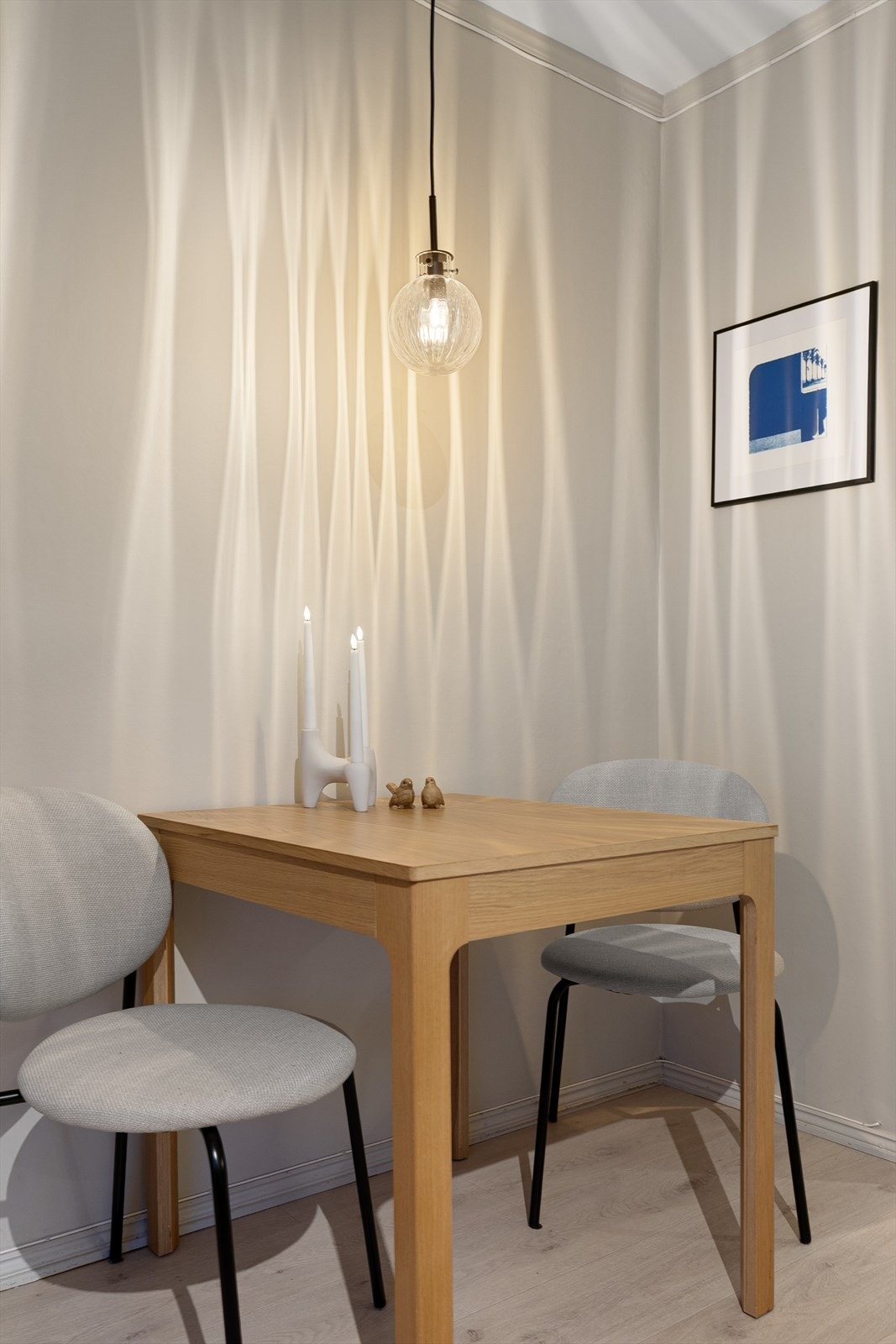 Plass til hyggelig frokostbord i stuen. Galleribilde