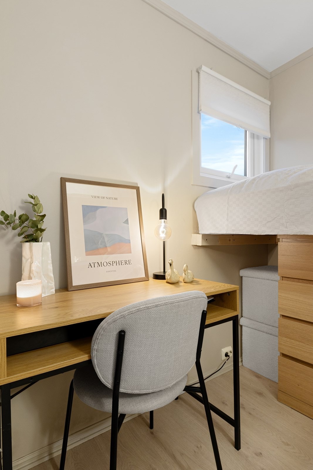 Det er lagringsmuligheter under sengen og plass til skrivebord eller skap om ønskelig. Galleribilde