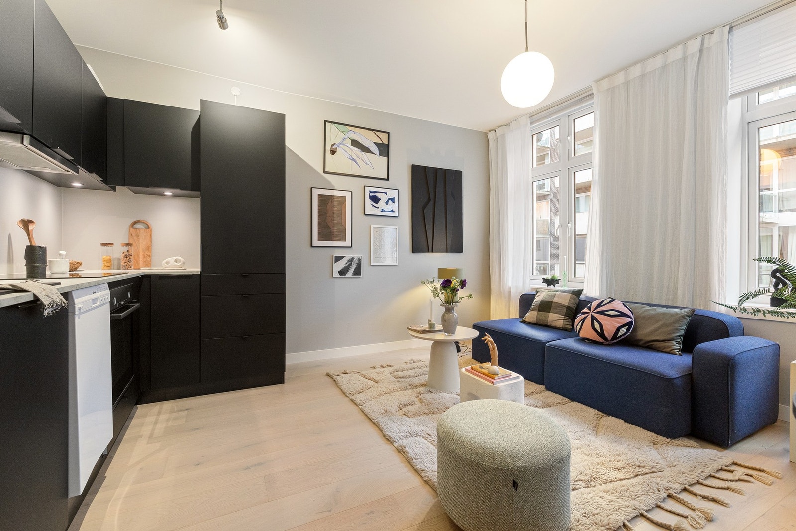 Leiligheten ligger fint til i byggets 2. etasje og har en gjennomgående og god planløsning. Galleribilde