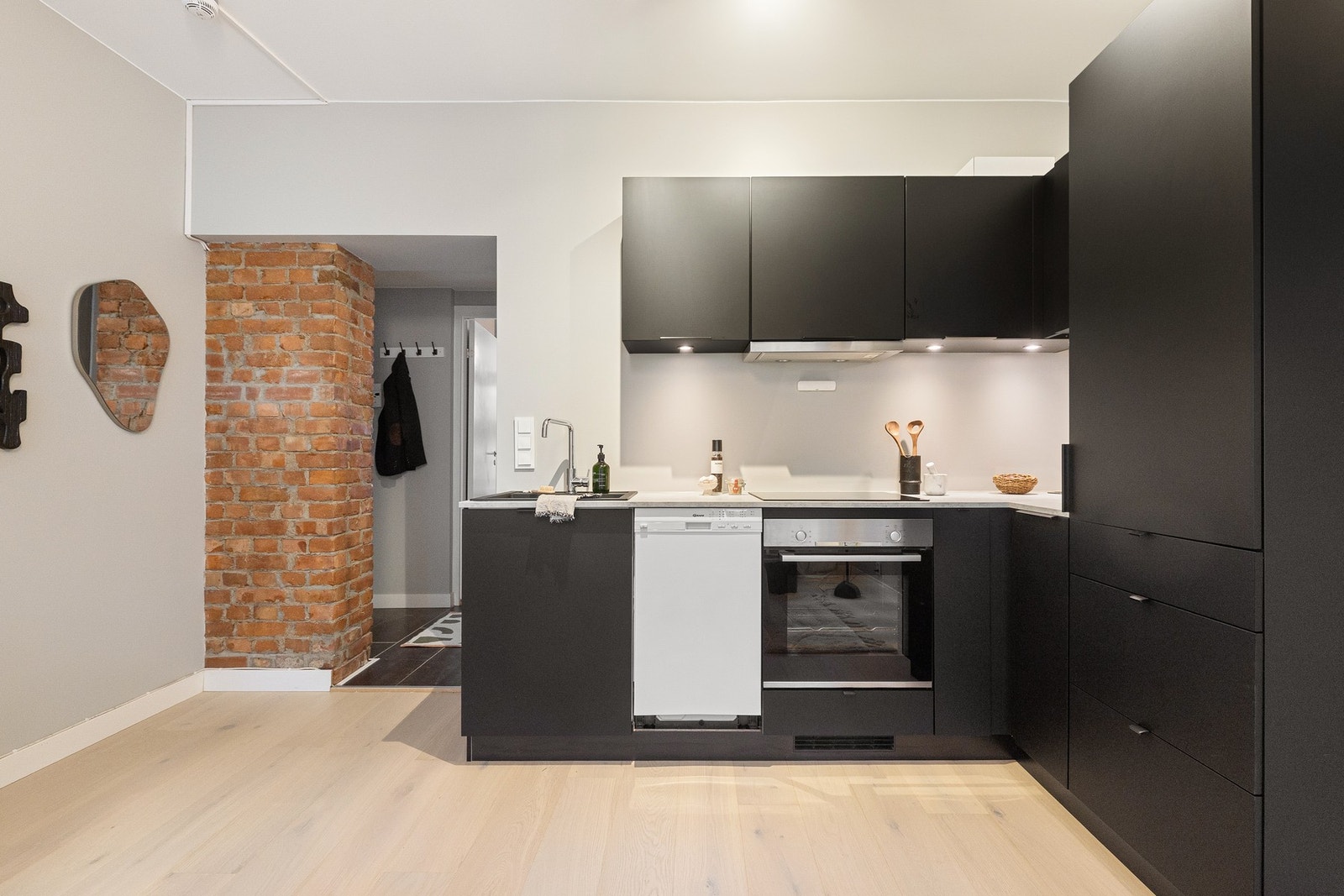 Glatte fronter og benkeplate i laminat. Galleribilde