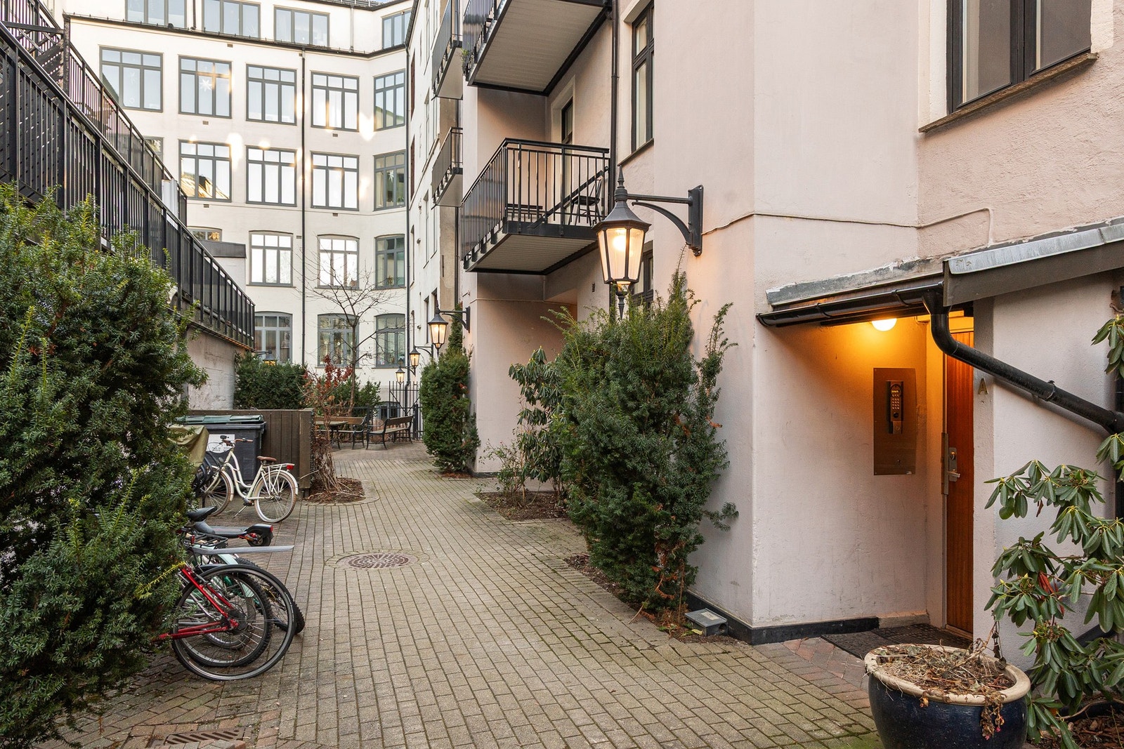 Hyggelig og pent opparbeidet bakgård. Galleribilde