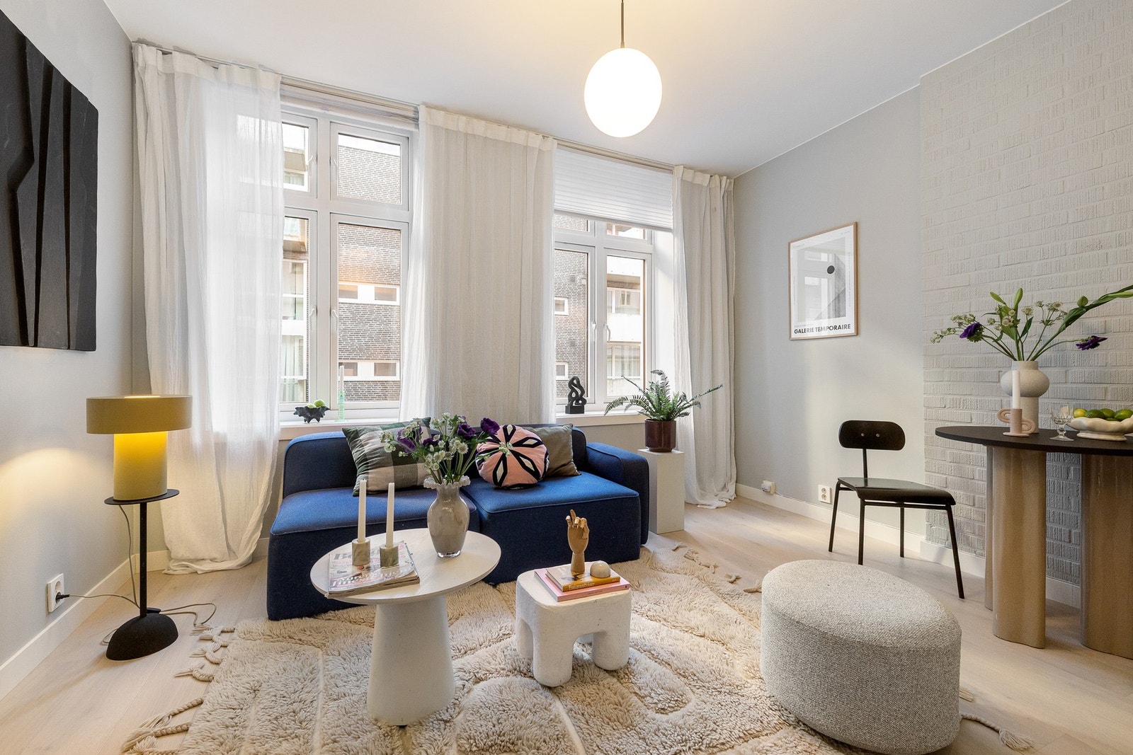 Trivelig stue med god plass til sofagruppe, sofabord og underholdningsavdeling. Ny parkett i 2025. Galleribilde