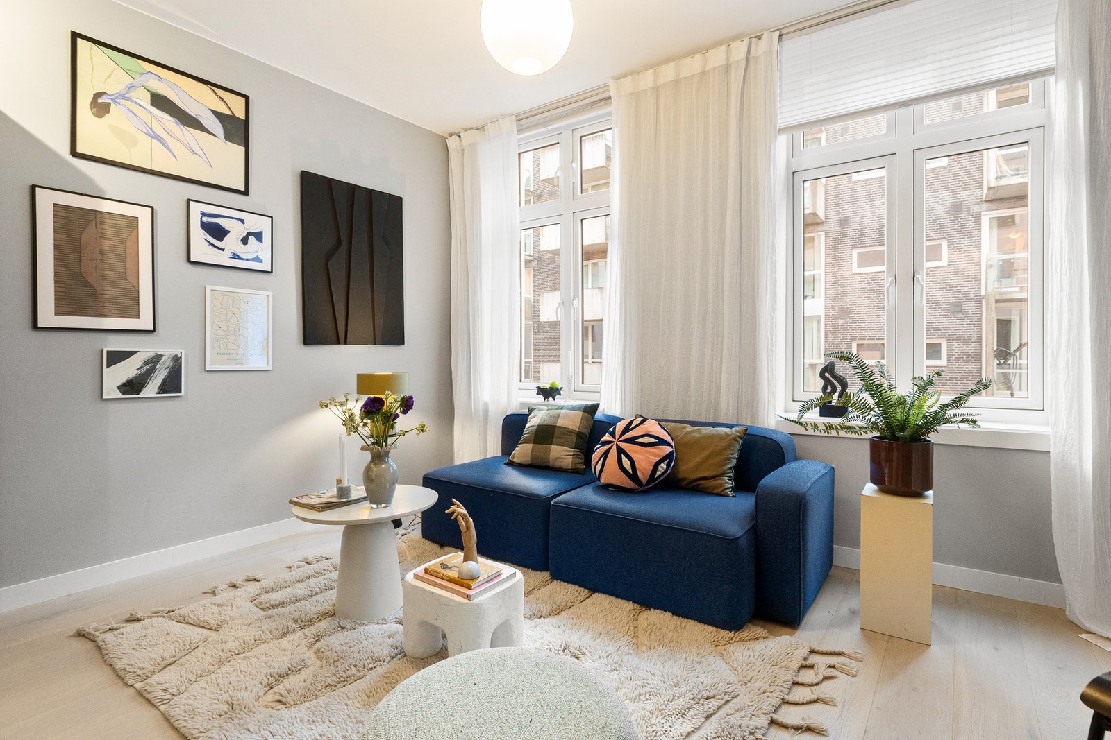 Gode vindusflater sørger for flott lysinnslipp og en luftig romfølelse. Galleribilde