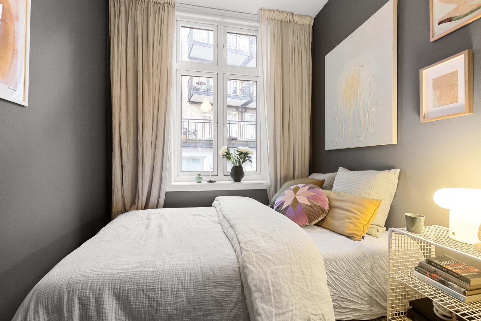 Romslig soverom med plass til dobbeltseng, nattbord og garderobe. Galleribilde