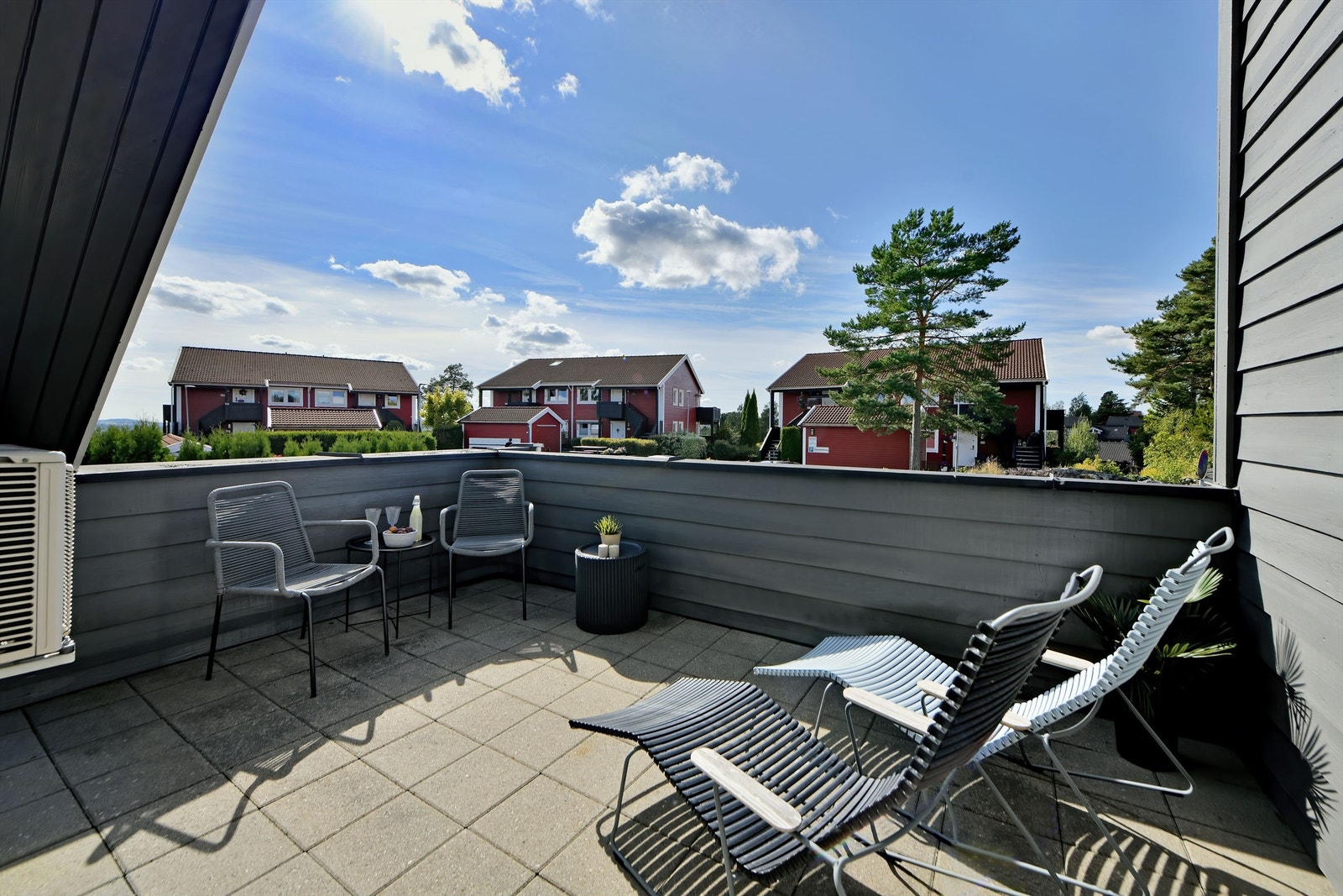 Terrasse - her kan man nyte lange late dager på sommerhalvåret Galleribilde