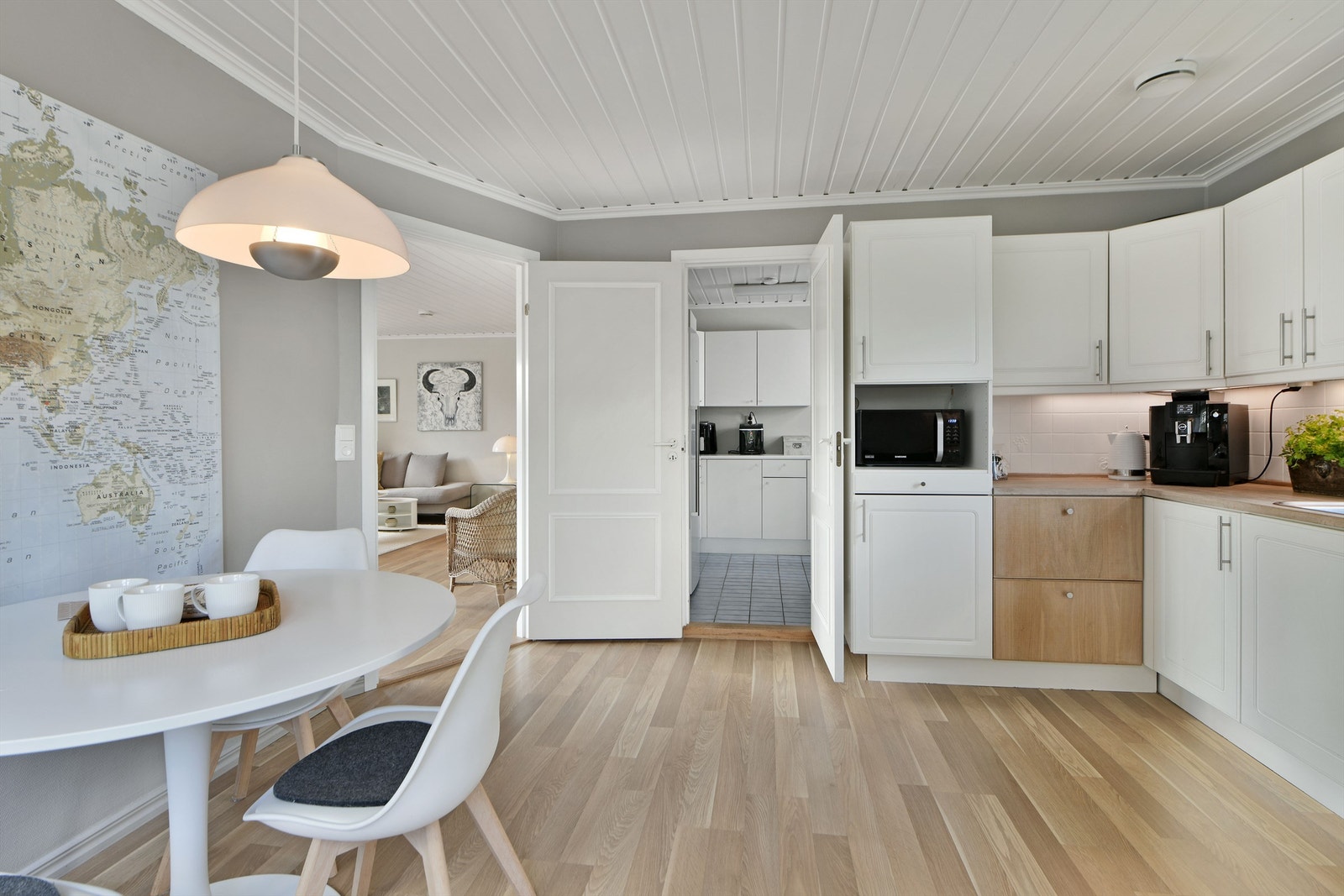 Kjøkken - enkel adkomst mellom stue og kjøkken - direkte adkomst til vaskerommet fra kjøkkenet Galleribilde