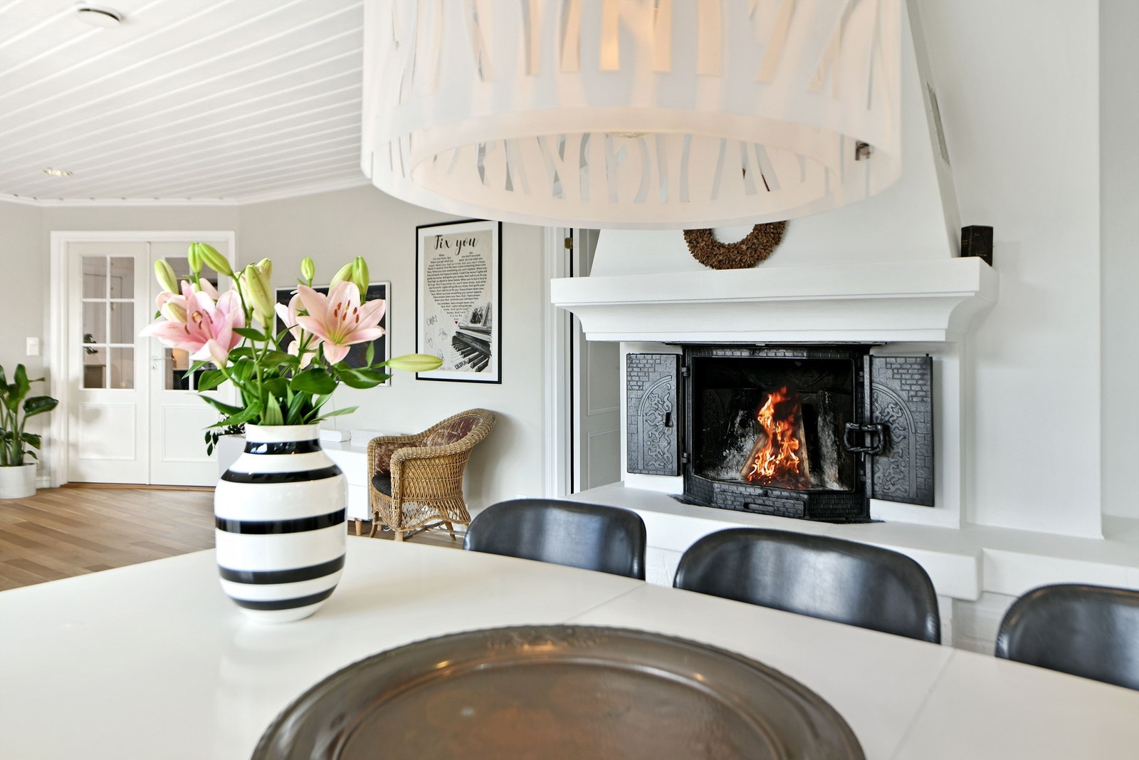 Stue - flott peis er boligens naturlige midtpunkt og sprer varme og hygge på kjølige dager, denne er synlig og tilgjengelig fra flere soner i rommet Galleribilde