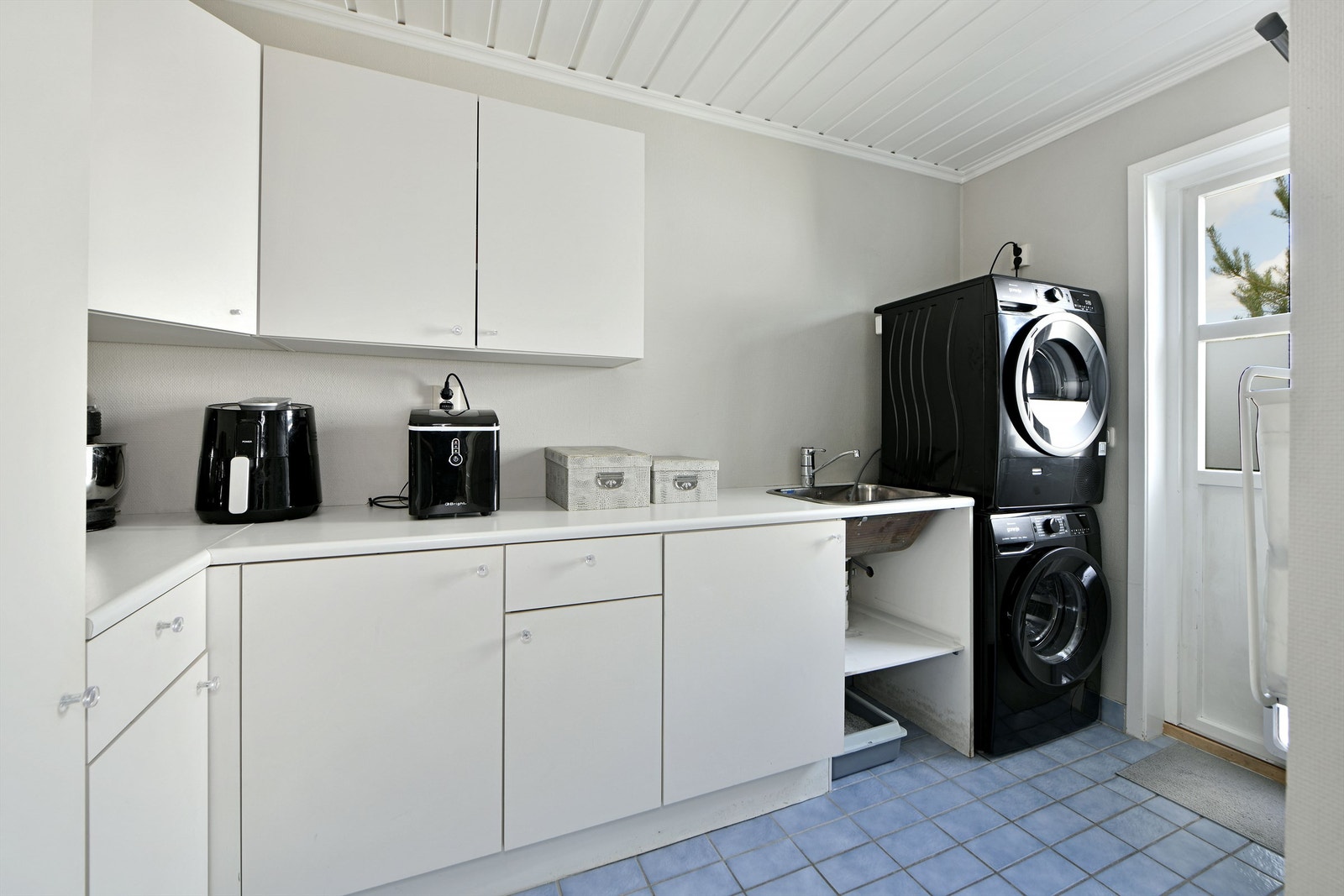 Vaskerom - rommet kombinerer funksjonalitet og smarte løsninger - flislagt gulv med varme - godt med skap- og benkeplass - egen inngang som gjør det perfekt for en aktiv familie Galleribilde