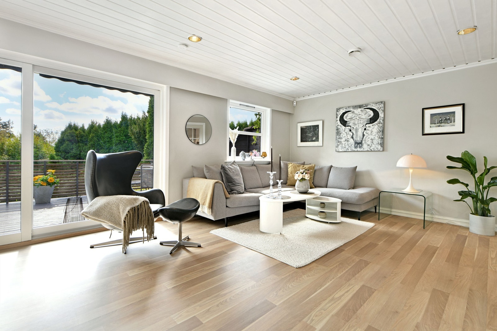 Stue - romslig, lys og svært innbydende, med store vindusflater og glasskyvedører som slipper inn rikelig med naturlig lys - balansert ventilasjon sikrer godt inneklima Galleribilde