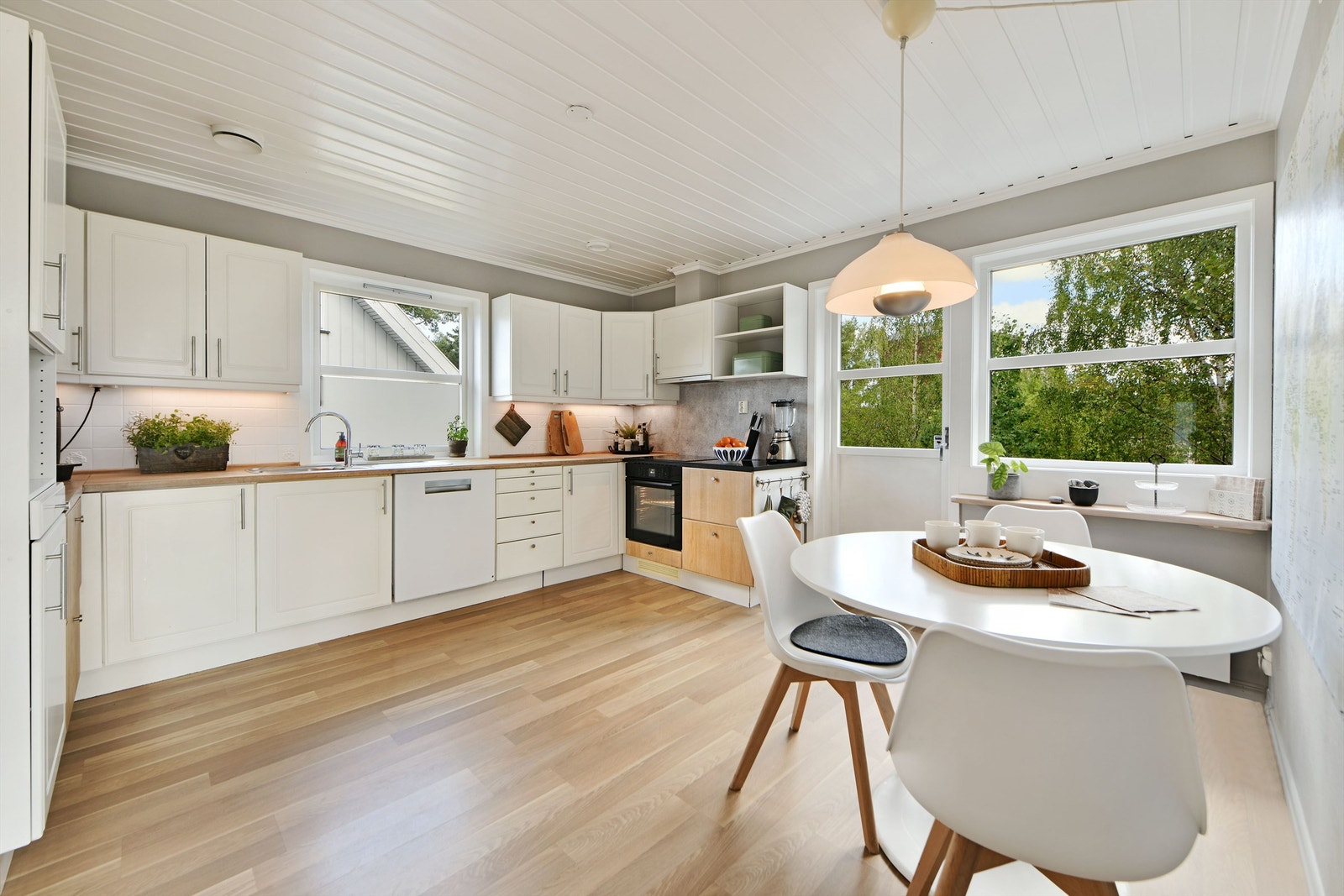 Kjøkken - kjøkkeninnredning med tidløse materialer og en planløsning som gir både god arbeidsflyt og et behagelig rompreg - godt med skap- og benkeplass, samt god plass til et spisebord Galleribilde