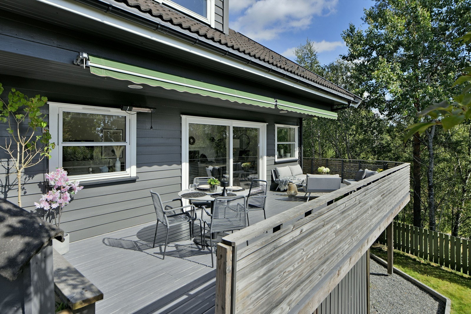 Uteplass med adkomst fra stue og kjøkken - solrik eiendom med sol hele dagen Galleribilde