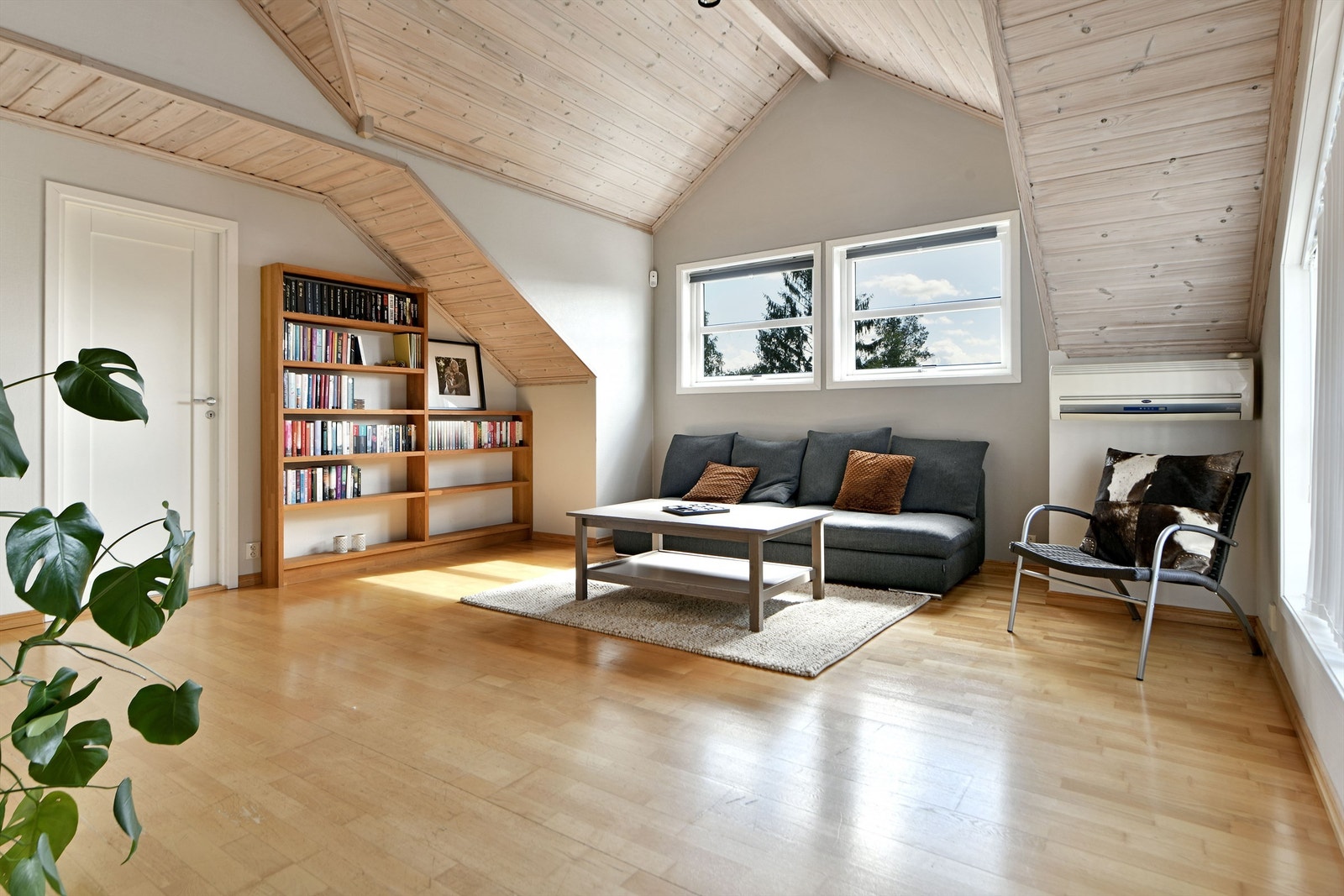 Loftstue - imponerende takhøyde som gir en luftig romfølelse - rommet byr på svært gode møbleringsmuligheter og passer perfekt som ekstra oppholdsrom Galleribilde