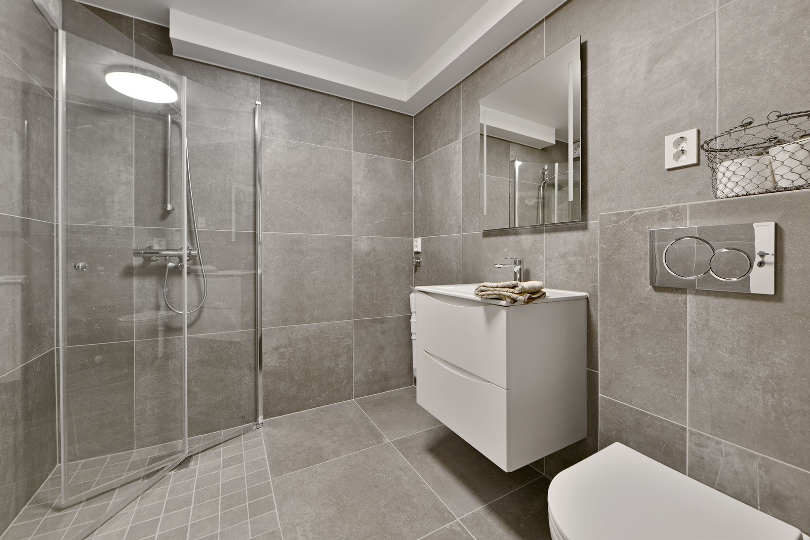 UNDERETASJE - innredet utleidel i underetasjen (ikke godkjent utleiedel) - bad fra 2025 - flislagt gulv og vegger - gulvvarme - dusjnisje med glassdører - servantinnredning med speil over servant - vegghengt toalett - opplegg for vaskemaskin Galleribilde