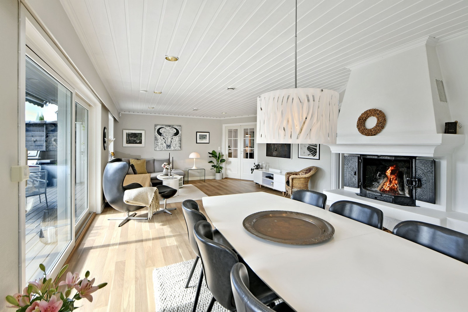 Stue - åpen planløsning gir fleksible møbleringsmuligheter, med god plass til både stor sofagruppe og spisebord for sosiale sammenkomster Galleribilde