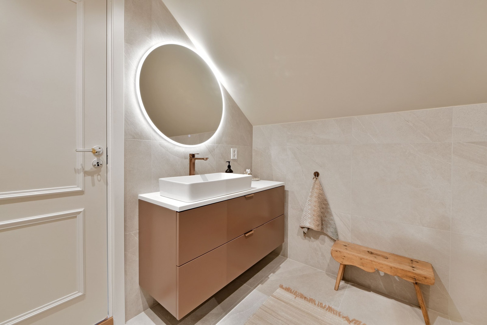 Bad i 2. etasje - veggmontert møbel med ovenpå liggende servant og ett-greps armatur - speil med lys over servant Galleribilde