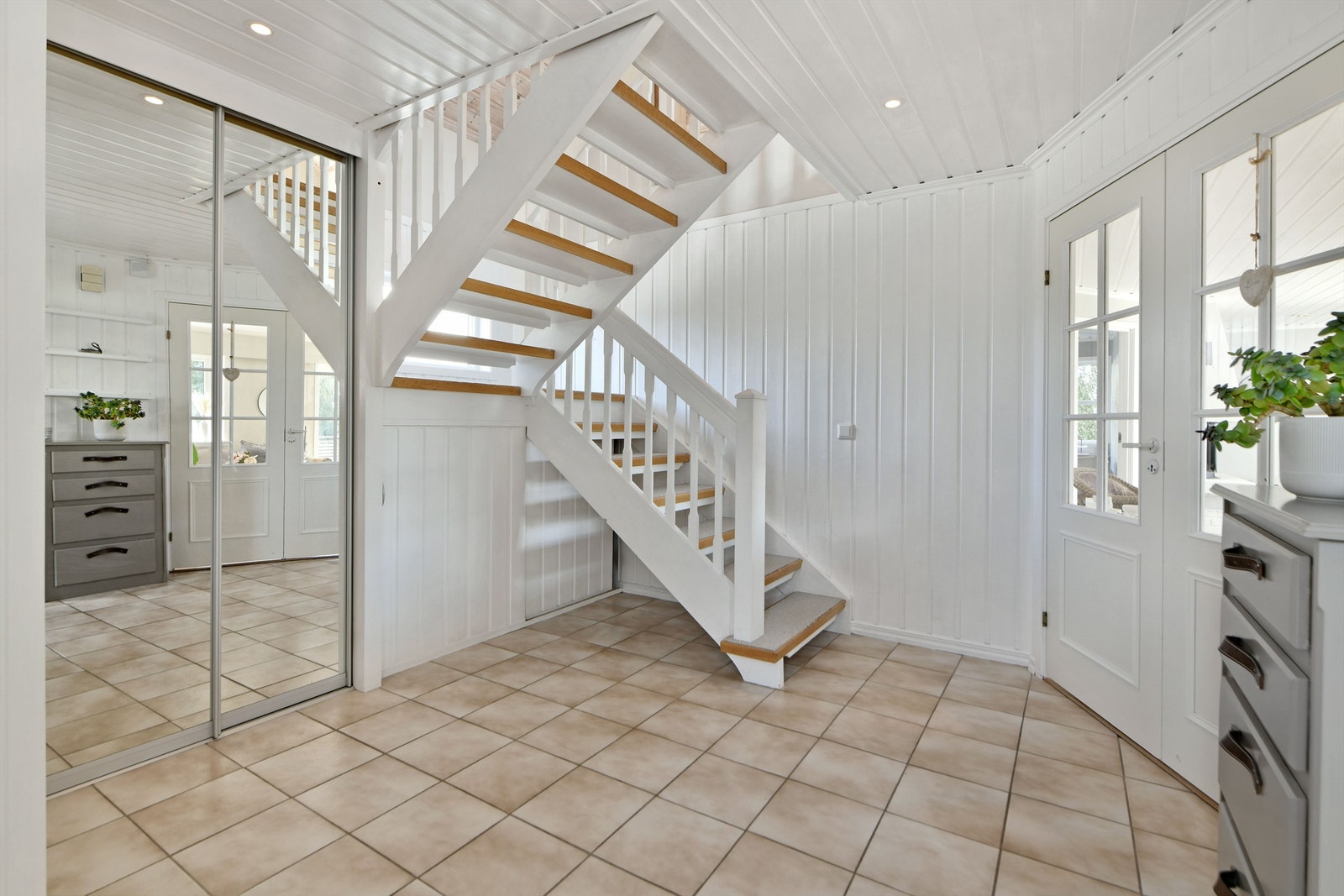 Entré - boligen ønsker deg velkommen med en stor og innbydende entré som gir et flott første inntrykk - romslig rom med garderobeløsning med speil, kommode og plass til skohylle Galleribilde