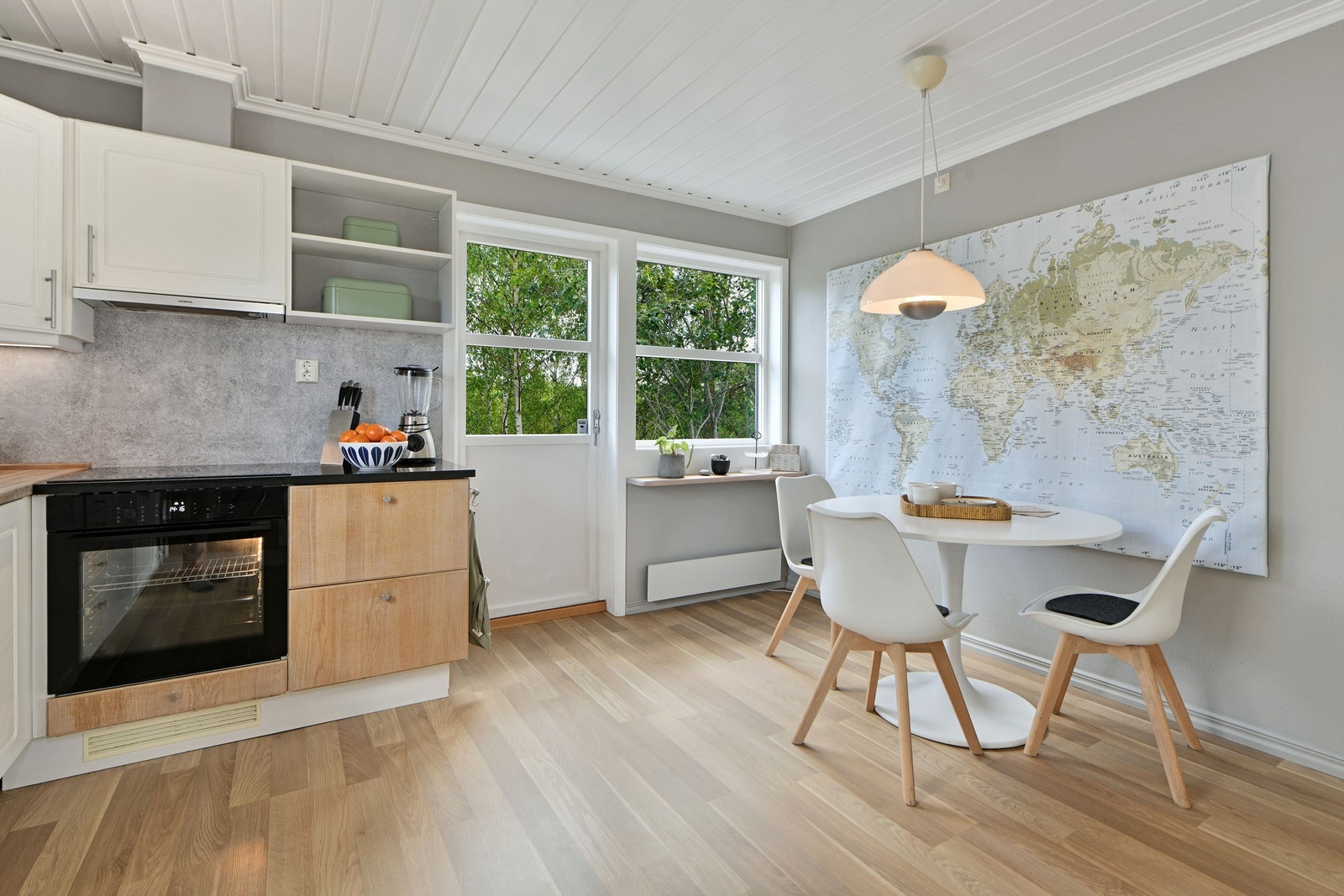 Kjøkken - utgang til den store terrassen fra kjøkken - perfekt når måltidene skal nytes utendørs Galleribilde