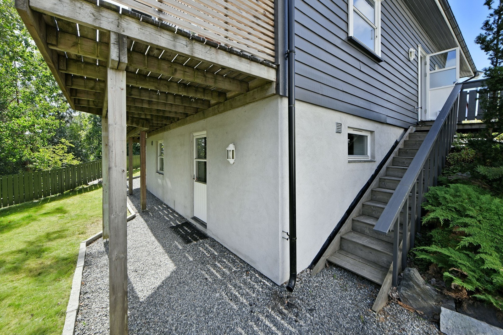 Inngangsparti til underetasje Galleribilde