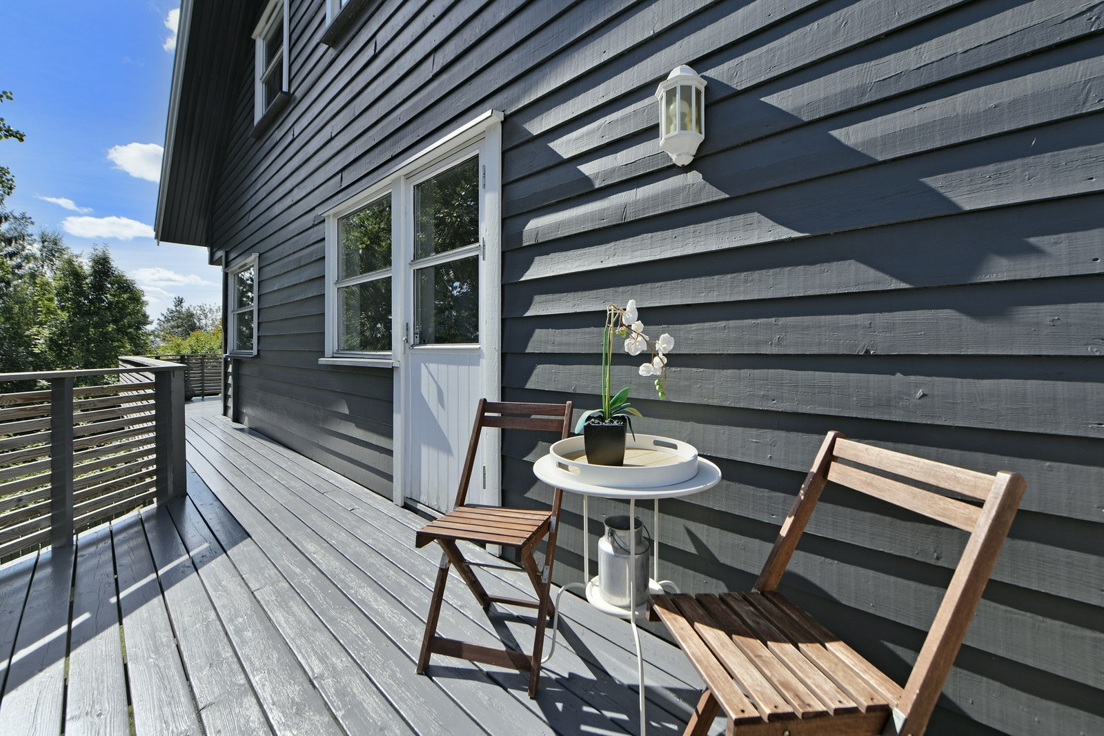 Uteområde ved kjøkken - her kan en kopp kaffe om morgen nytes før jobb eller i helgene Galleribilde