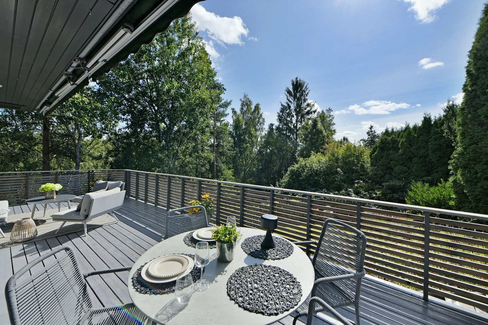 Uteplass med adkomst fra stue og kjøkken - flott utsikt med lite/ingen innsyn Galleribilde