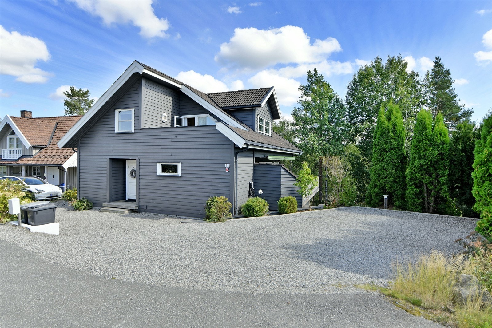 Uteområde - god plass til parkering på egen gårdsplass - EL-billader på husvegg Galleribilde