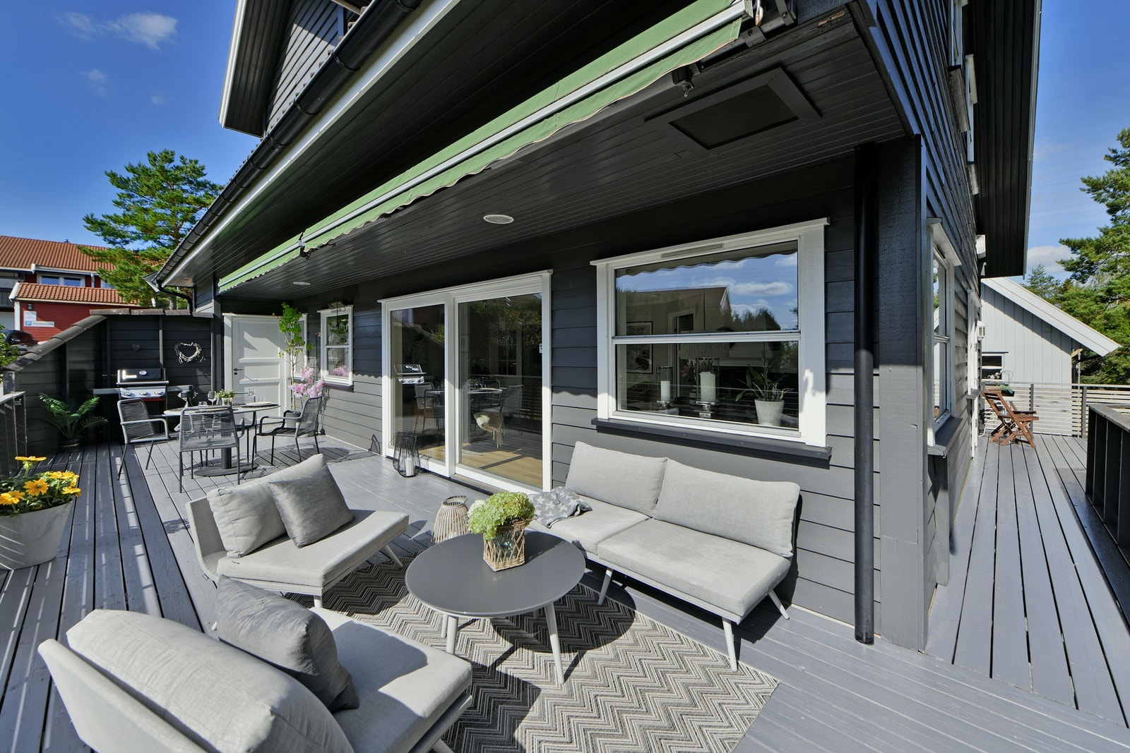 Uteplass med adkomst fra stue og kjøkken - terrasse oppmålt til ca. 45 kvm - delvis overbygget og markise Galleribilde