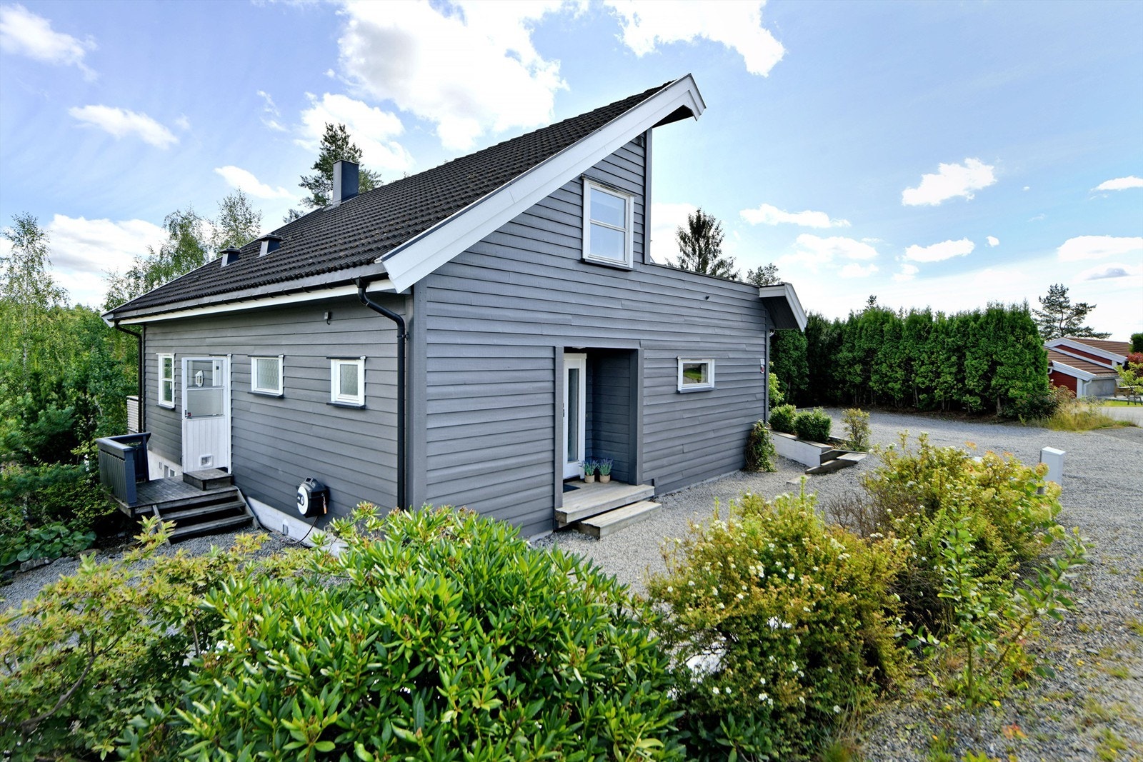 Inngangsfasade - delvis overbygget inngangsparti - singlet gårdsplass - plass til flere biler Galleribilde