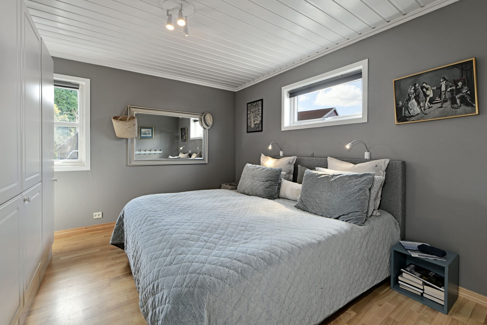 Soverom 1 - i 1. etasje - romslig hovedsoverom med god plass til dobbeltseng - garderobeløsning følger - vindu fra flere sider med godt lysinnslipp Galleribilde