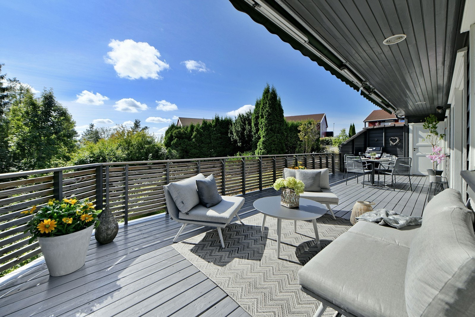 Gode muligheter for diverse utemøblering, grill, m.m. - en praktisk utebod som gir ekstra oppbevaringsplass Galleribilde