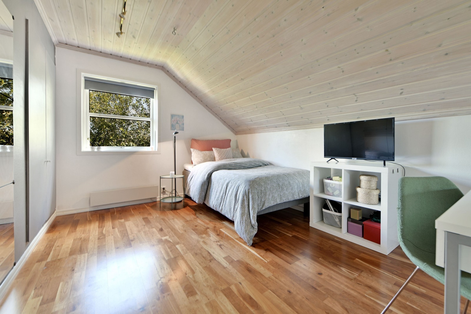 Soverom 4 - i 2. etasje - romslig rom med god plass til dobbeltseng, nattbord og diverse møblement - plassbygget garderobeløsning - vindu orientert mot øst Galleribilde