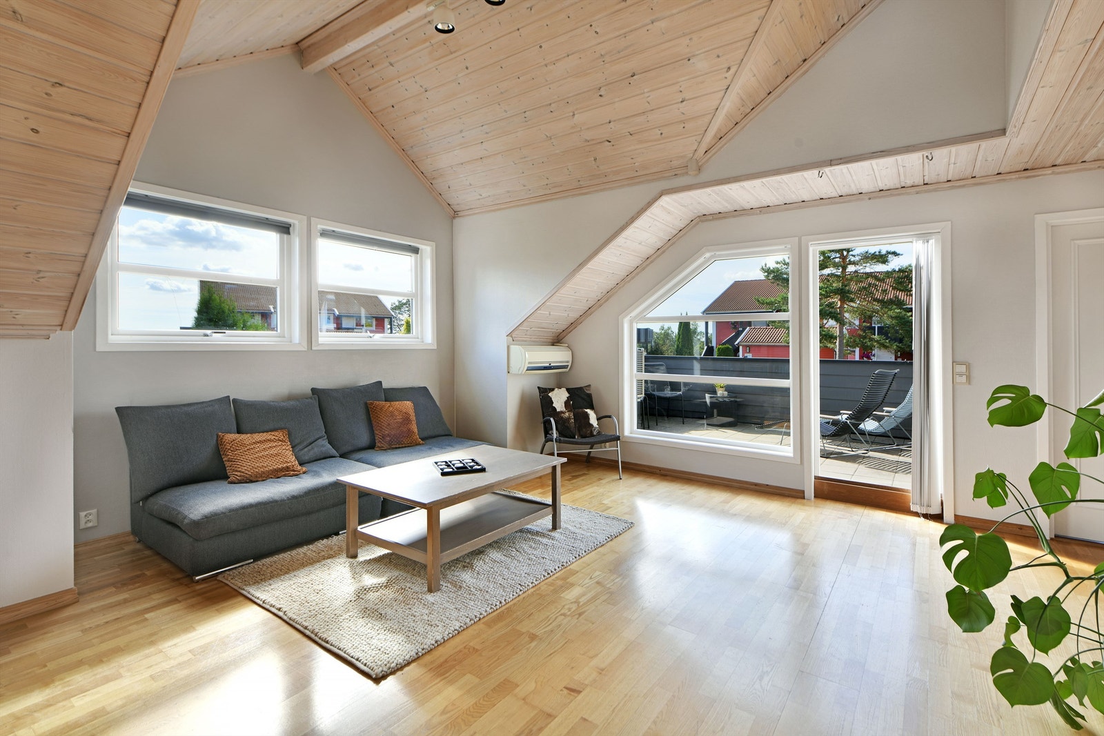 Loftstue - fra loftstuen er det utgang til en sydvestvendt terrasse på ca. 12 kvm - et hyggelig uteareal som forlenger bruken av rommet Galleribilde