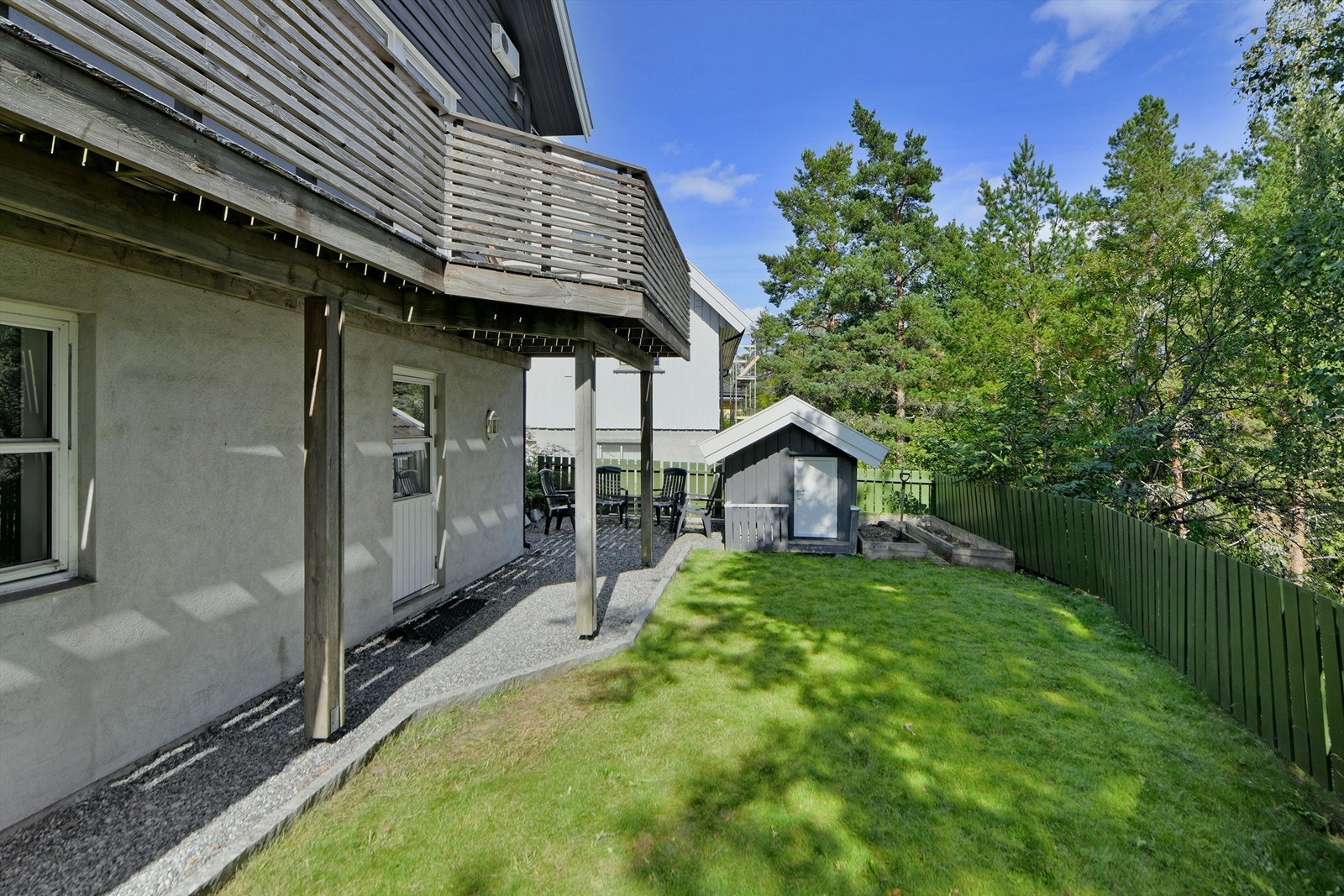 Uteområde - flott og lettstelt hage med god plass til trampoline, små fotballmål, m.m. - bod/dukkestue på tomten Galleribilde